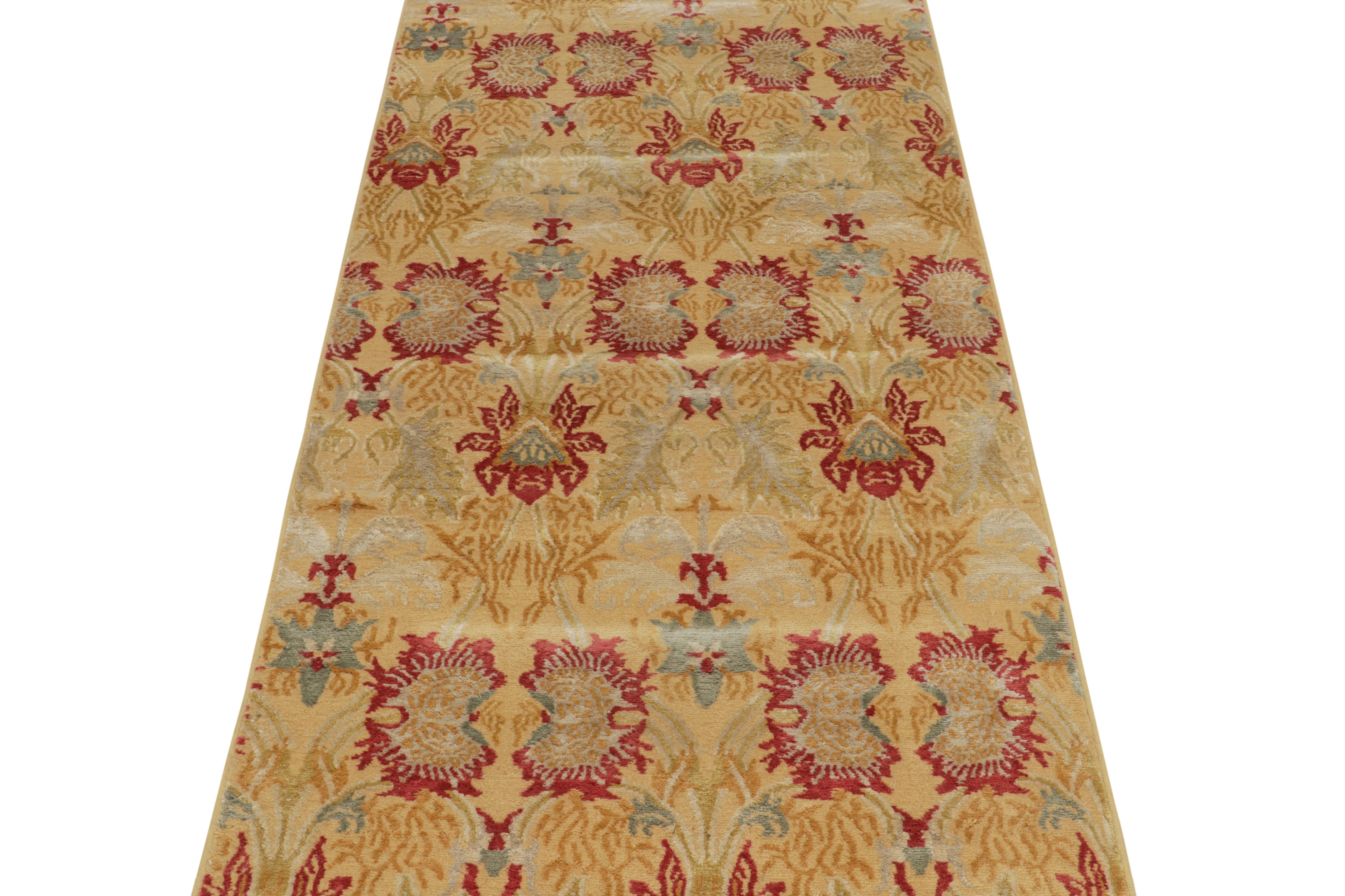 Rug & Kilim's Spanish European Style Läufer in Gold, Rot & Grau mit Blumenmuster (Nepalesisch) im Angebot