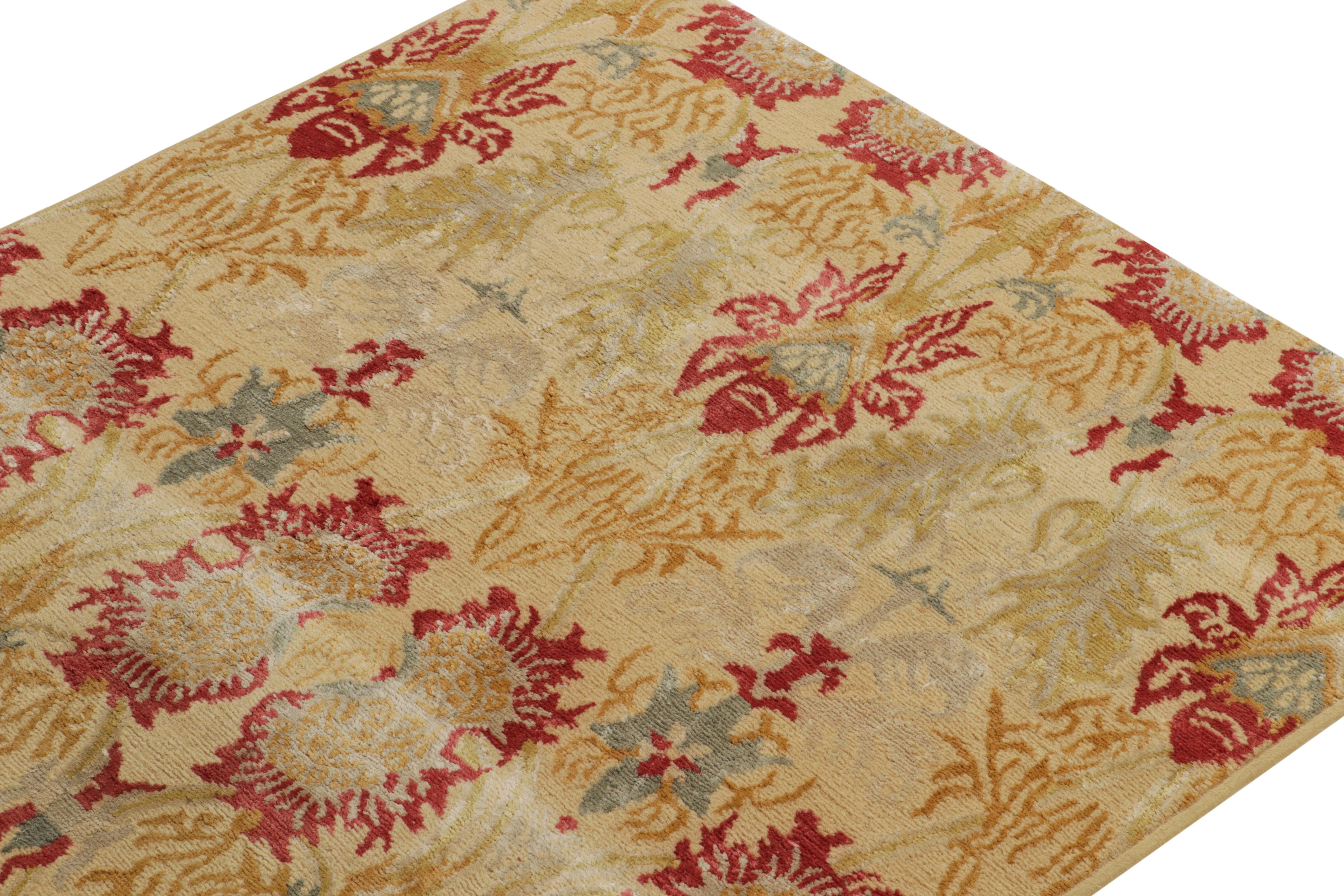 Rug & Kilim's Spanish European Style Läufer in Gold, Rot & Grau mit Blumenmuster (Handgeknüpft) im Angebot