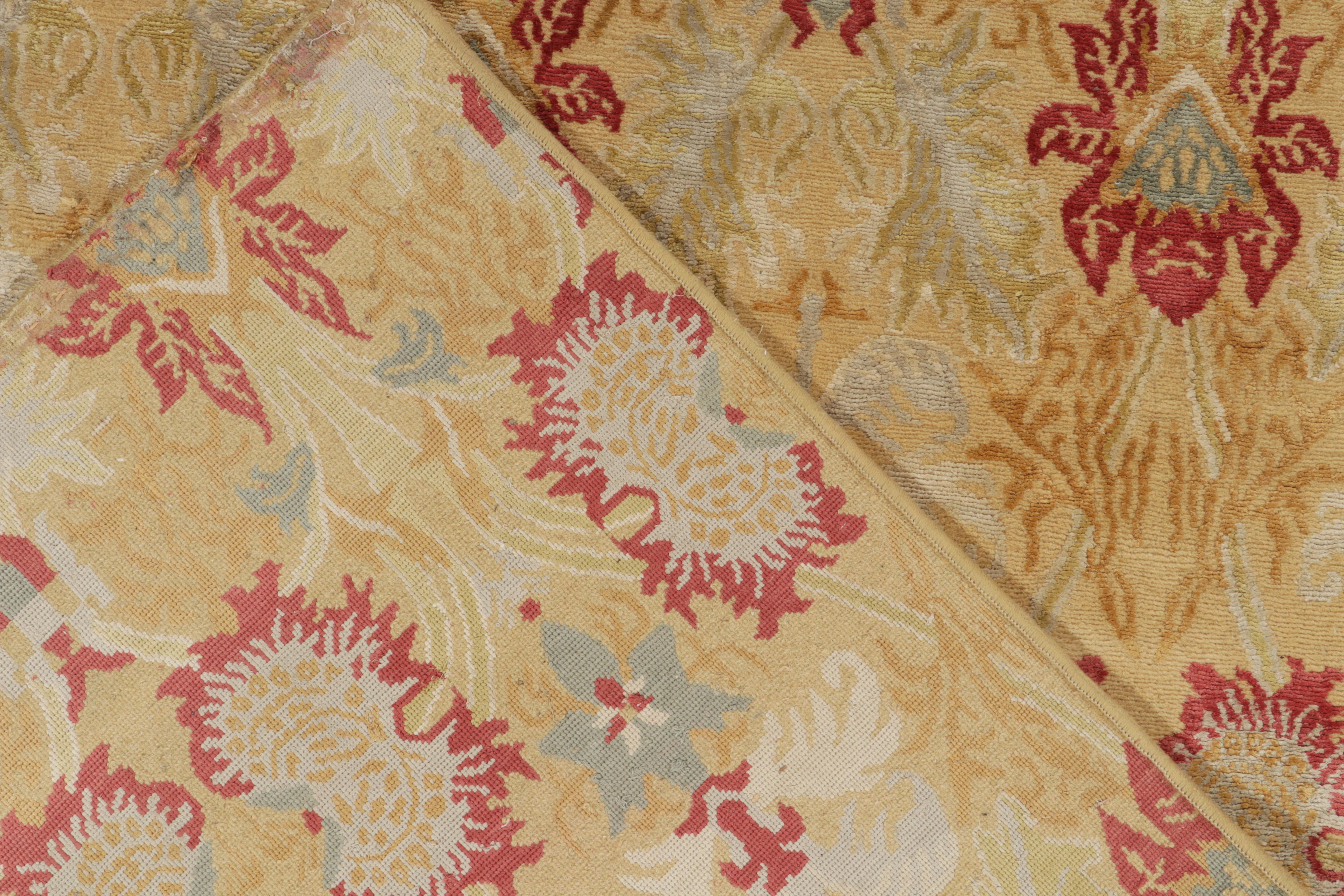Rug & Kilim's Spanish European Style Läufer in Gold, Rot & Grau mit Blumenmuster im Zustand „Neu“ im Angebot in Long Island City, NY