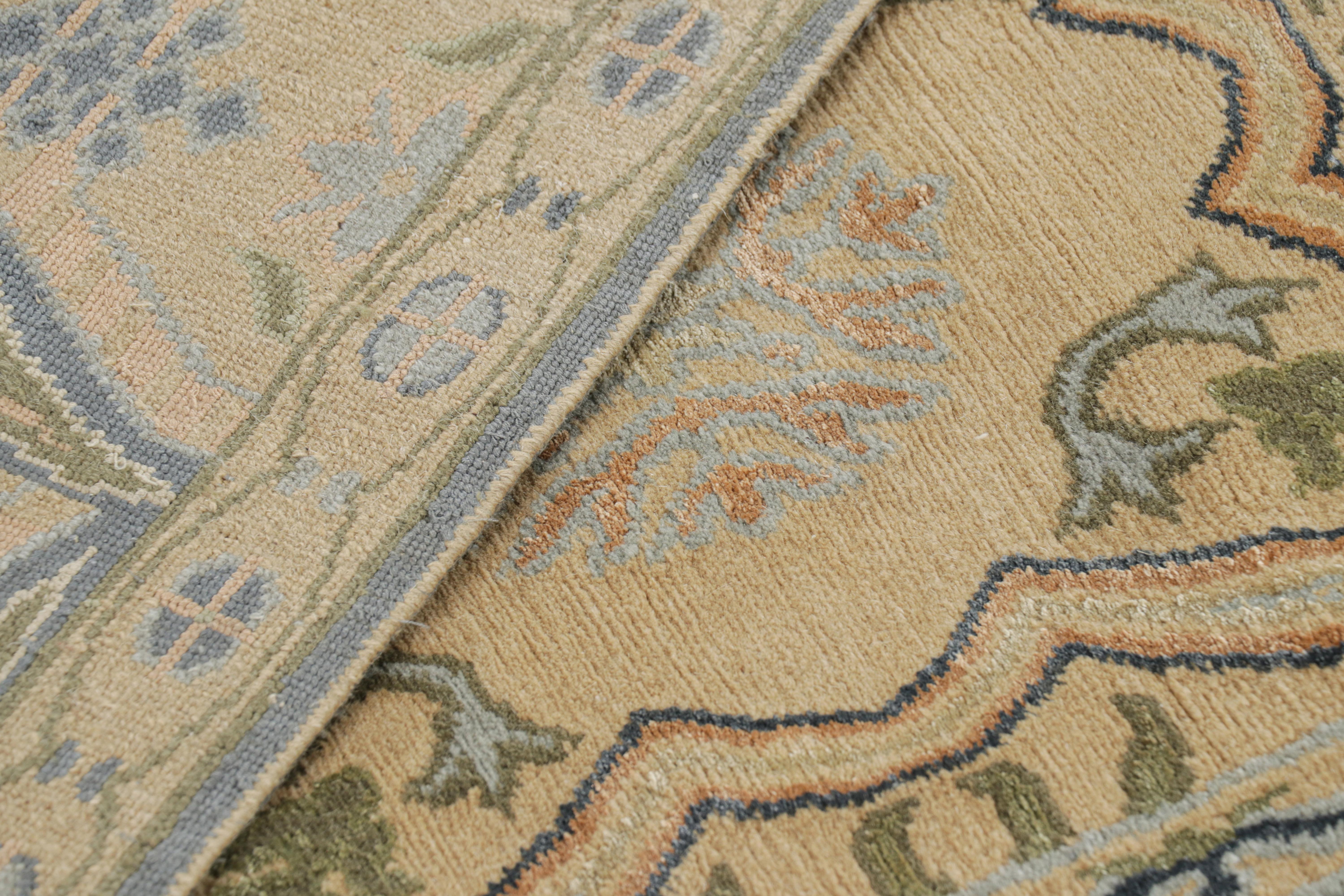 Alfombra estilo español de Rug & Kilim en dorado con motivos florales 