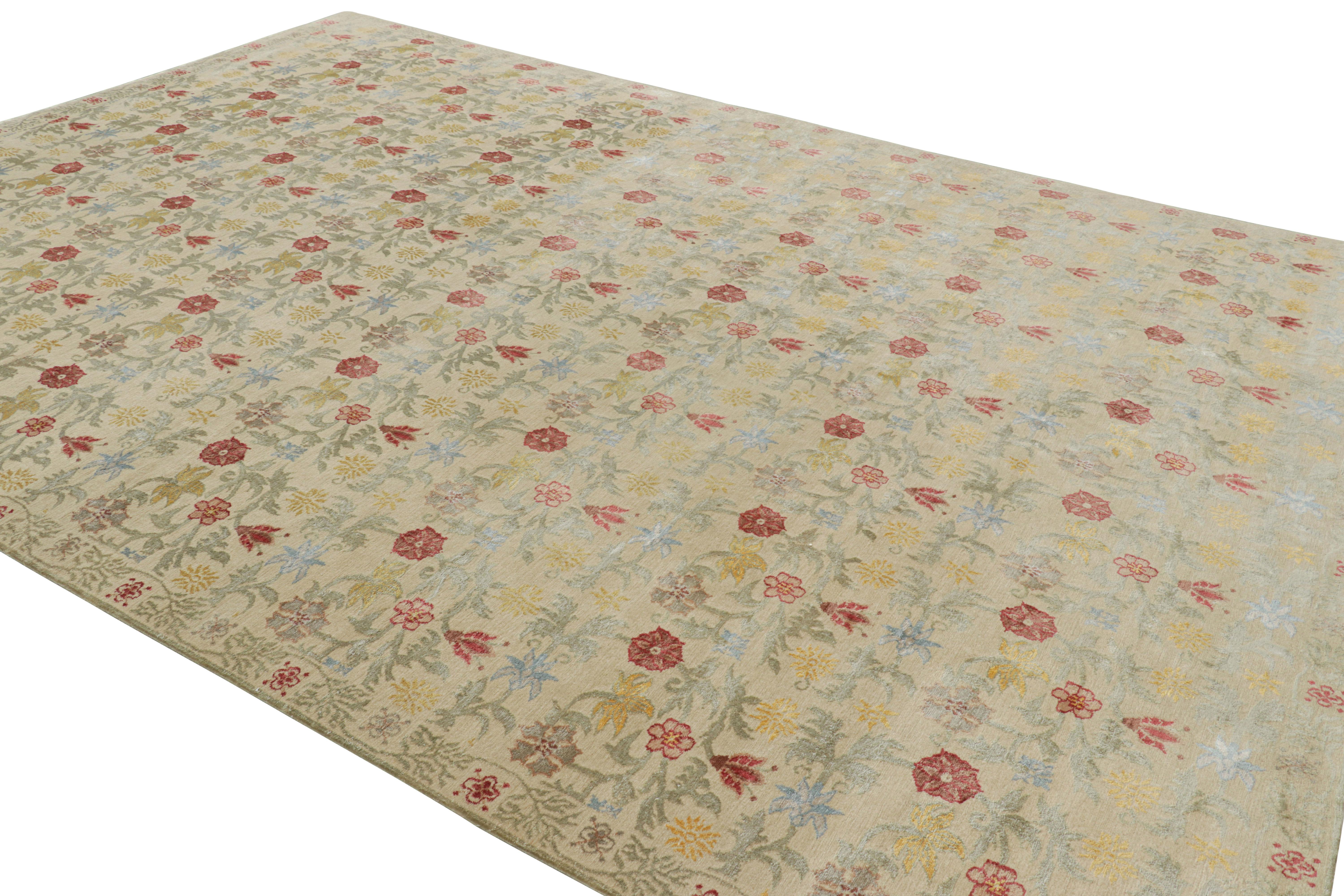 Rug & Kilim è un tappeto in stile spagnolo in bianco sporco-beige con motivi floreali 