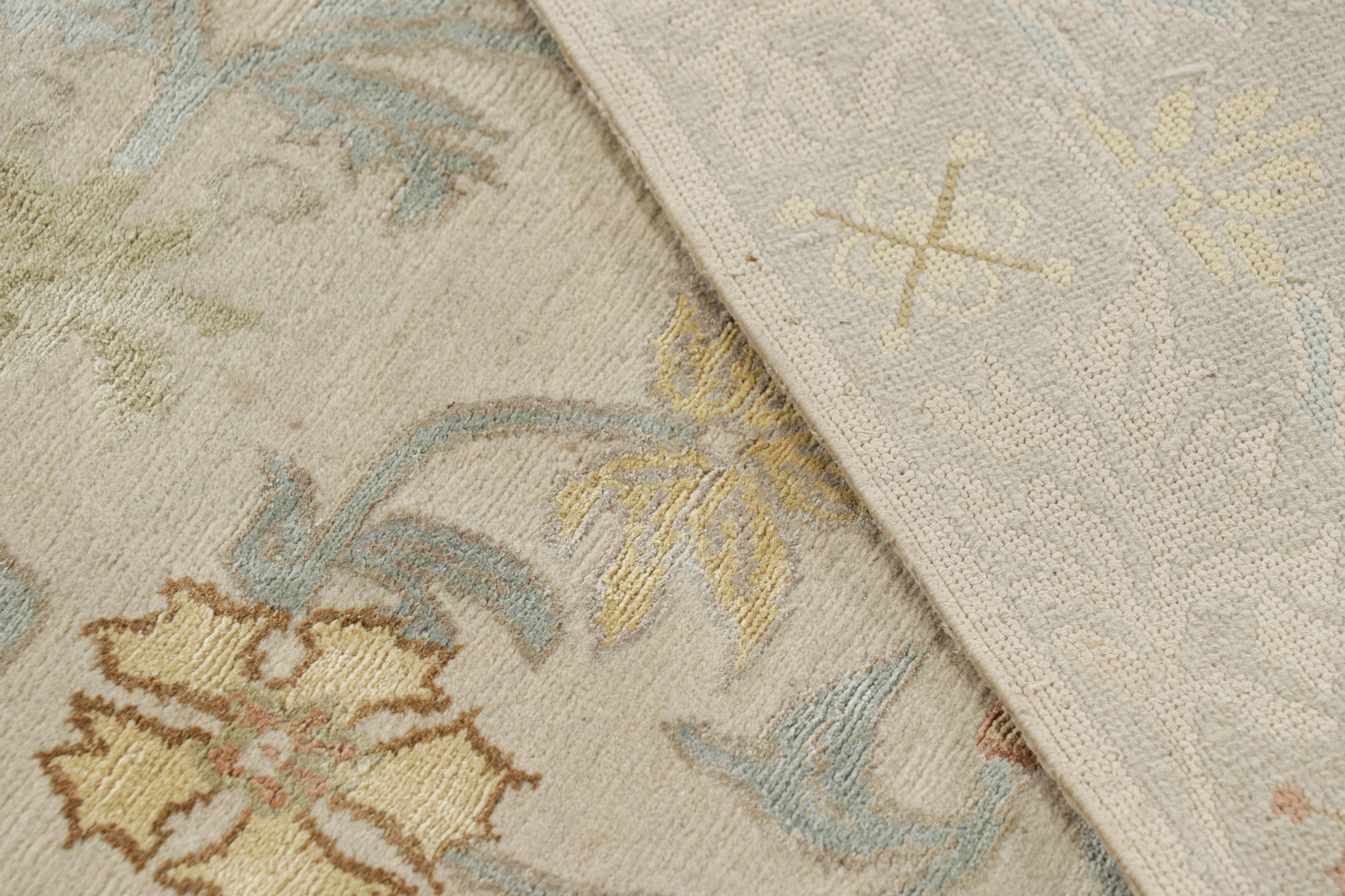Rug & Kilims spanischer Teppich in Off-White-Beige mit Blumenmustern Bilbao im Angebot 1