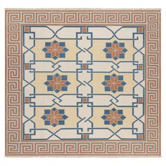 Rug & Kilim's Square Dhurrie Rug in Cream with Rust and Blue Medallions (tapis carré Dhurrie en crème avec des médaillons rouille et bleu)