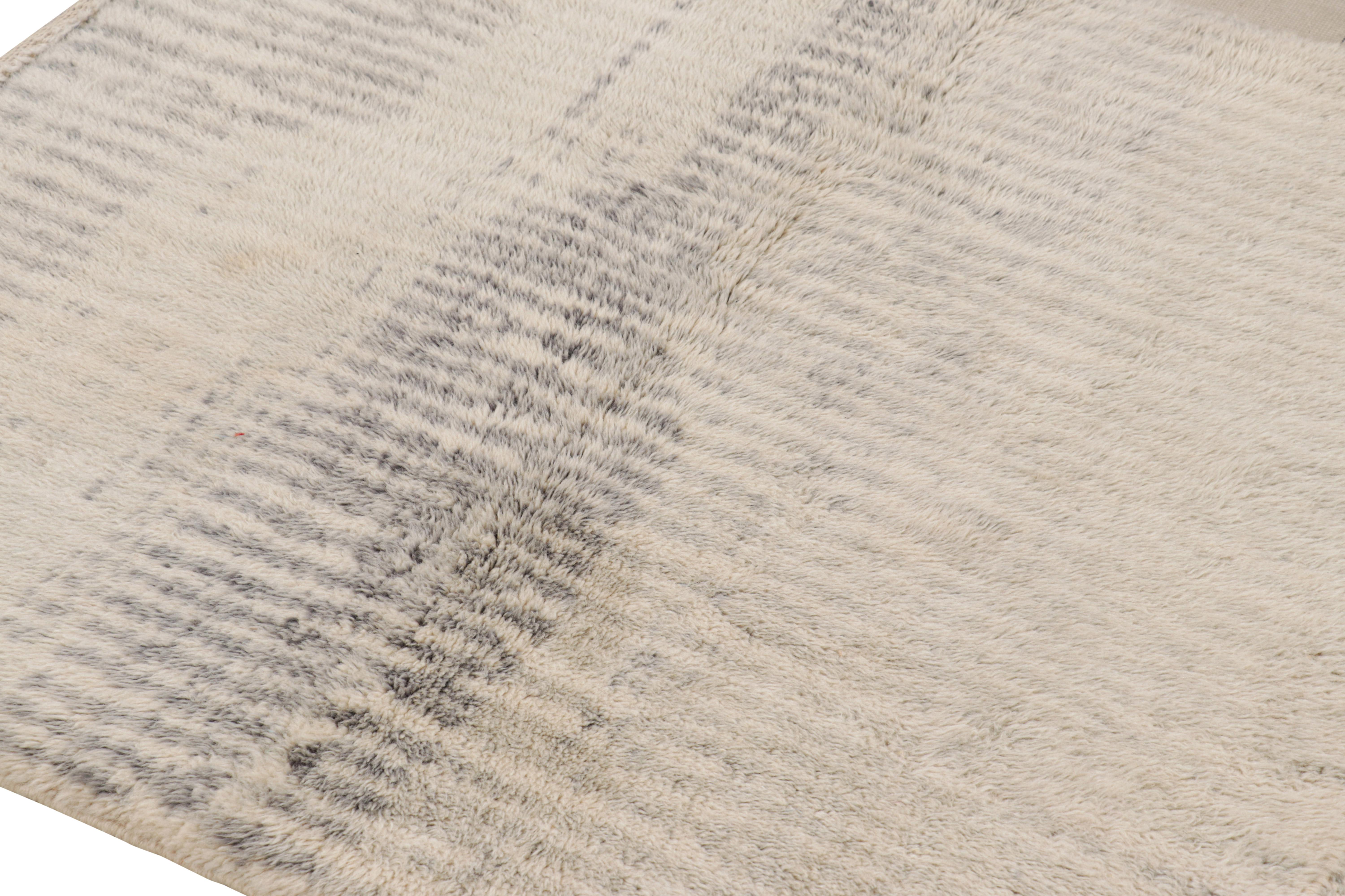 Dieser aus Marokko stammende, handgeknüpfte Wollteppich (3x4) von Rug & Kilim stellt eine aufregende neue Linie zeitgenössischer Stammesteppiche dar. Das Design repräsentiert einige der hingebungsvollsten Nomadenweber im ländlichen Marokko, die eine