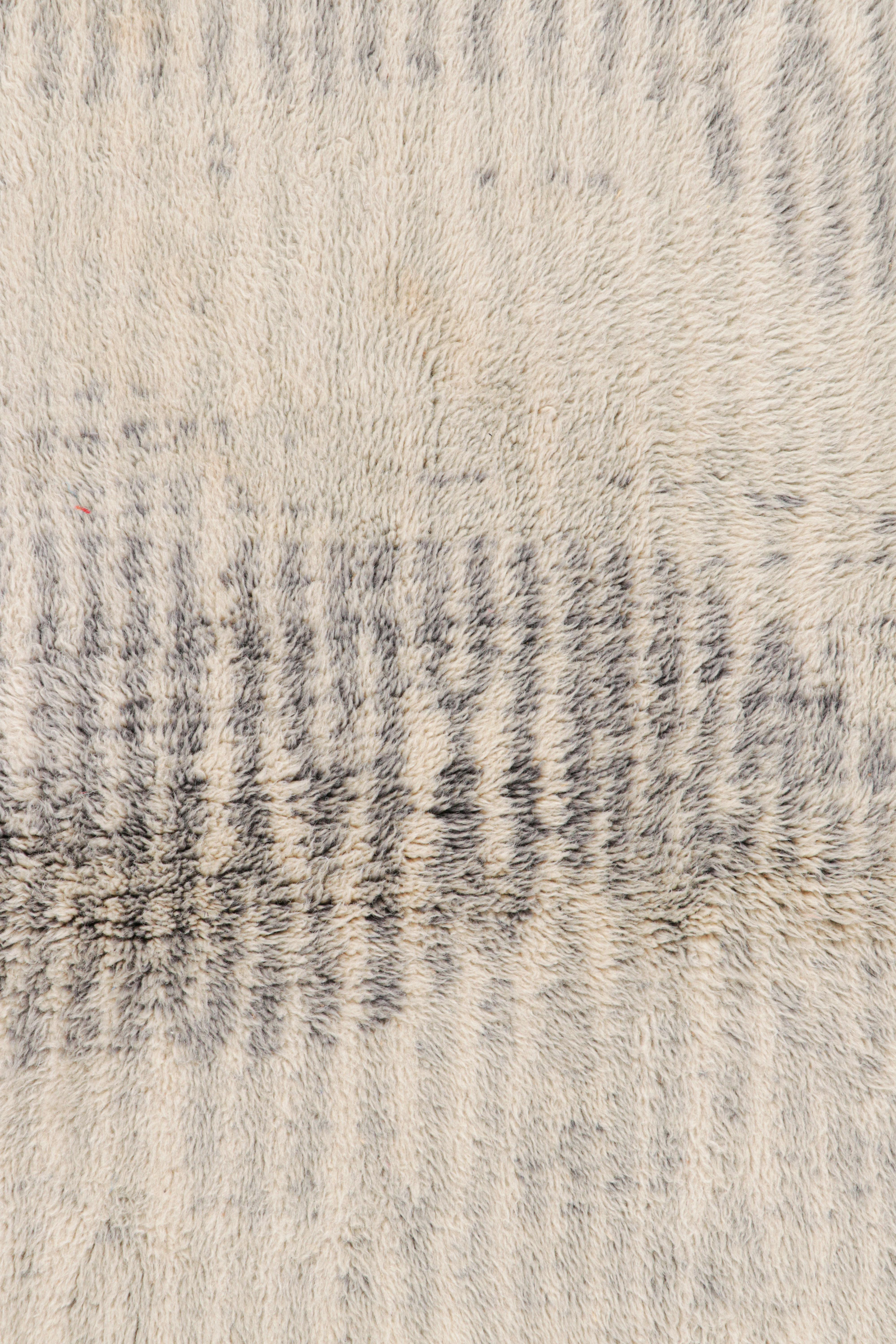 Quadratischer marokkanischer Teppich von Rug & Kilim mit cremeweißen und grauen Streifen und Hochflor (Moderne) im Angebot