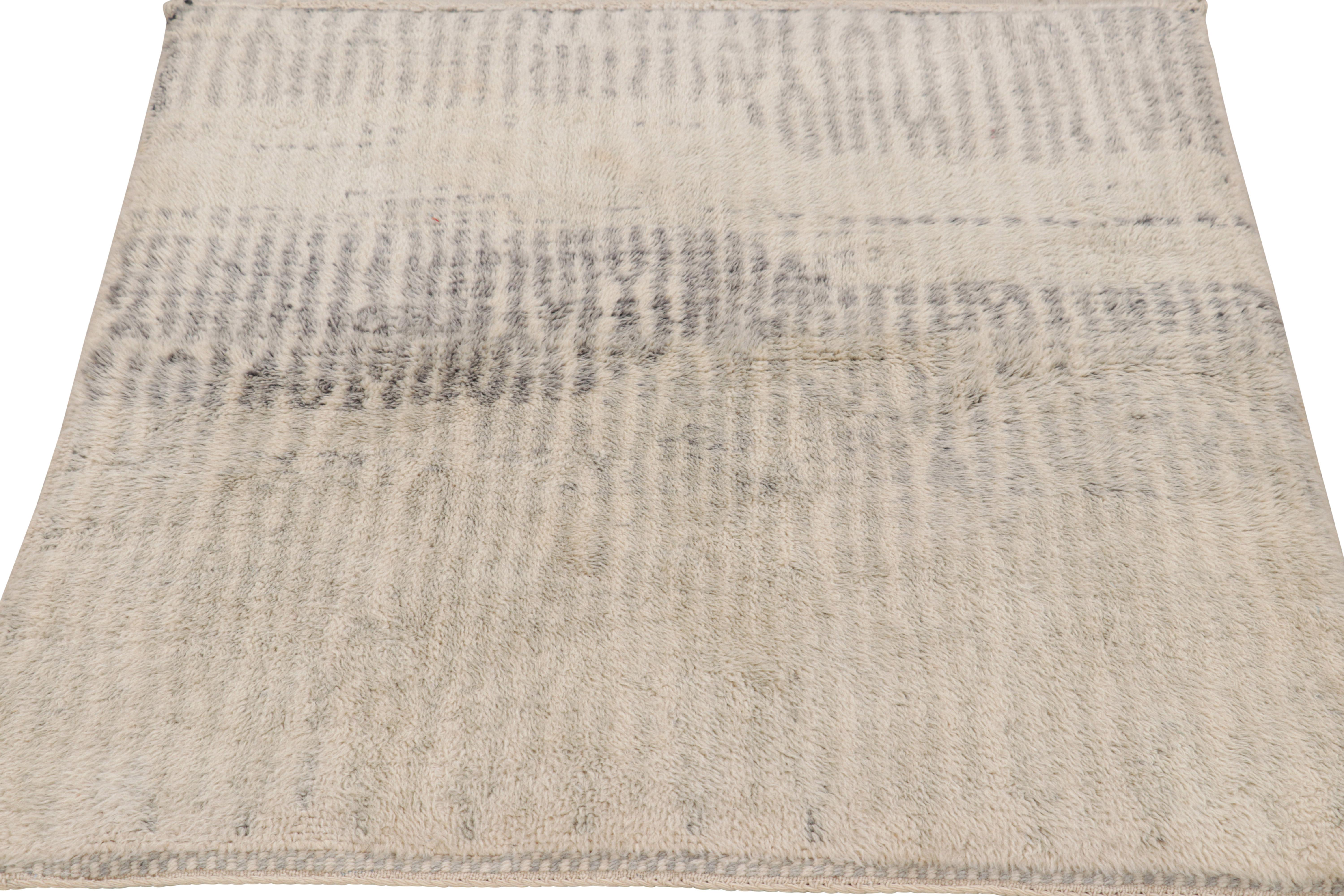 Quadratischer marokkanischer Teppich von Rug & Kilim mit cremeweißen und grauen Streifen und Hochflor (Marokkanisch) im Angebot