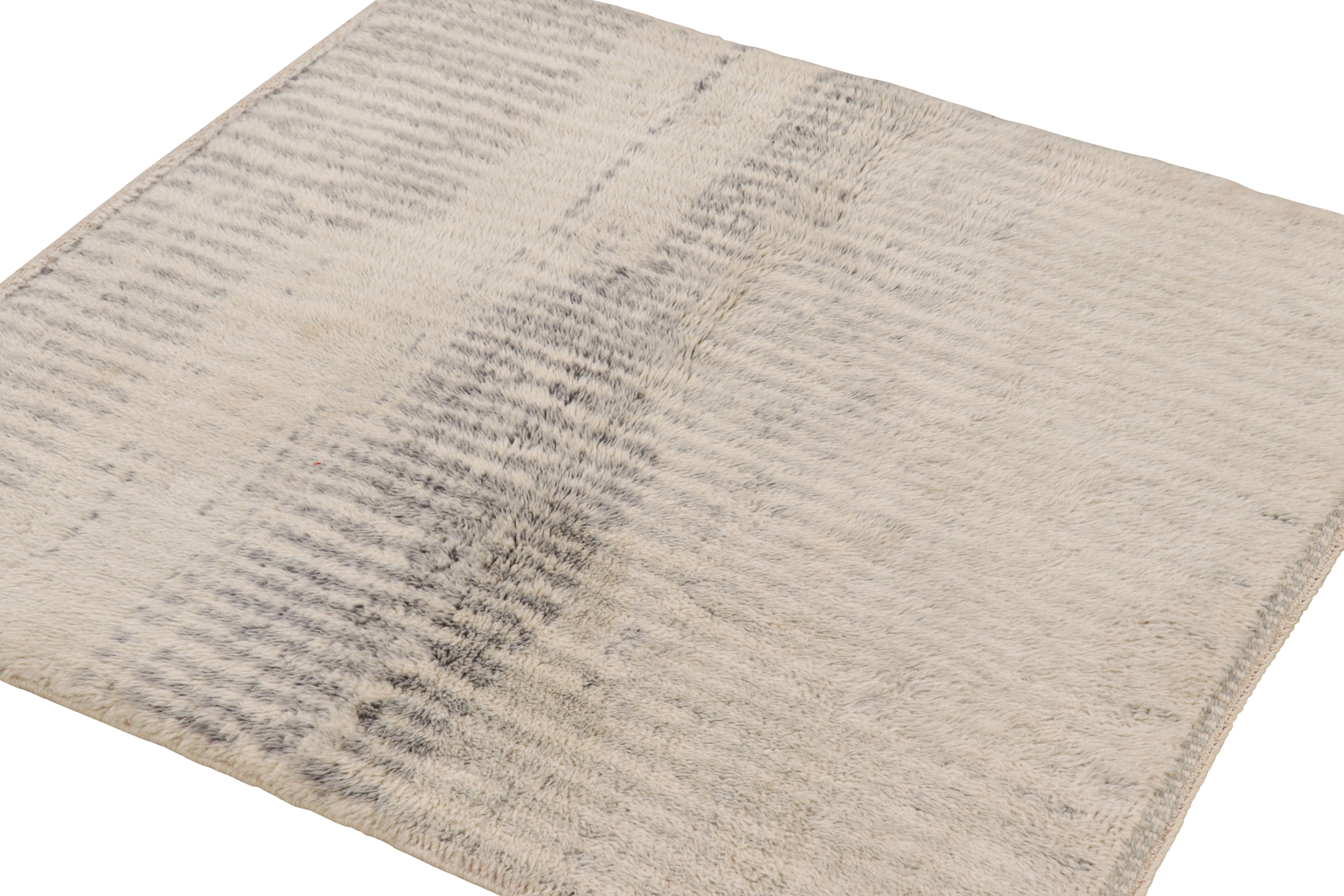 Quadratischer marokkanischer Teppich von Rug & Kilim mit cremeweißen und grauen Streifen und Hochflor (Handgeknüpft) im Angebot