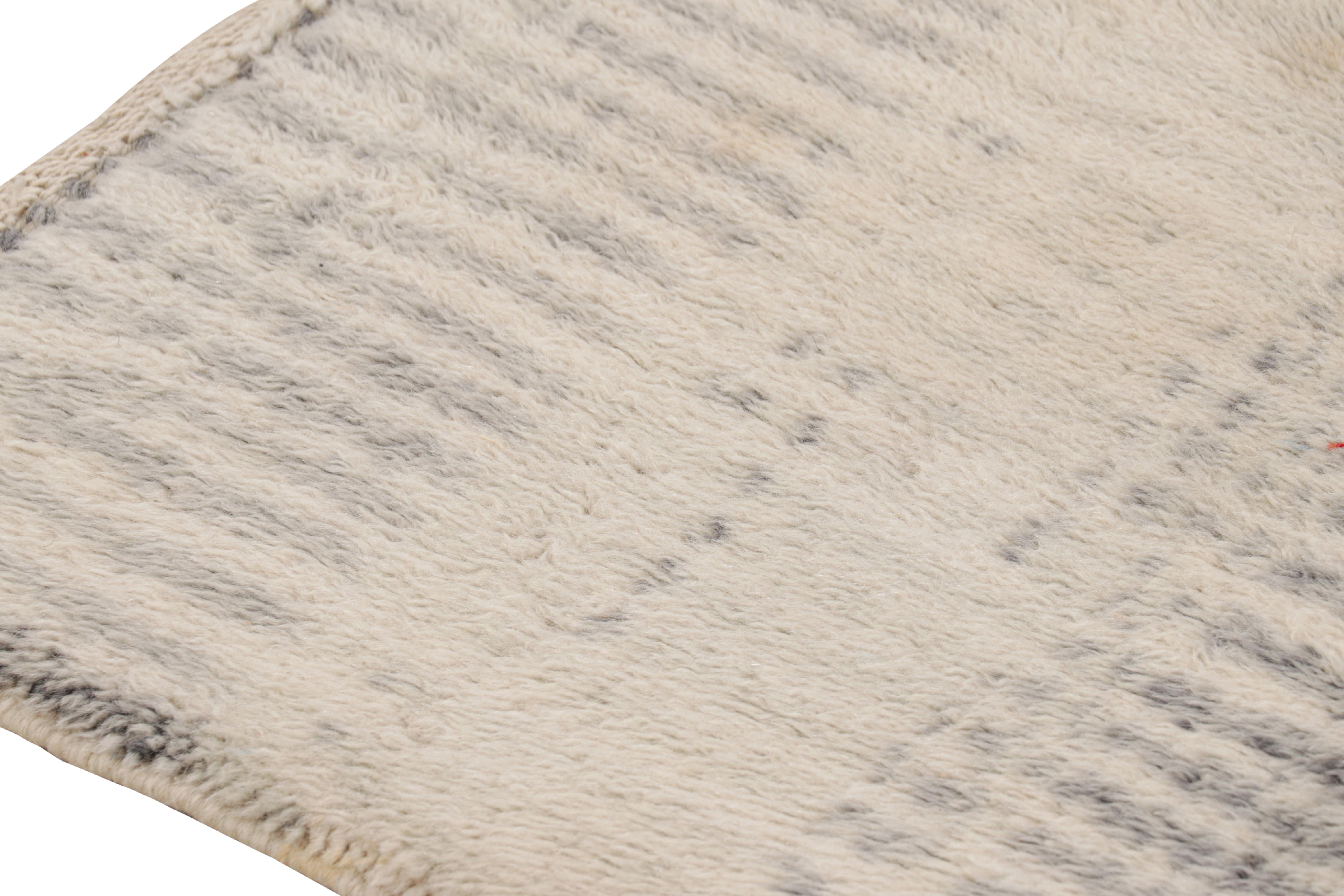 Quadratischer marokkanischer Teppich von Rug & Kilim mit cremeweißen und grauen Streifen und Hochflor im Zustand „Neu“ im Angebot in Long Island City, NY