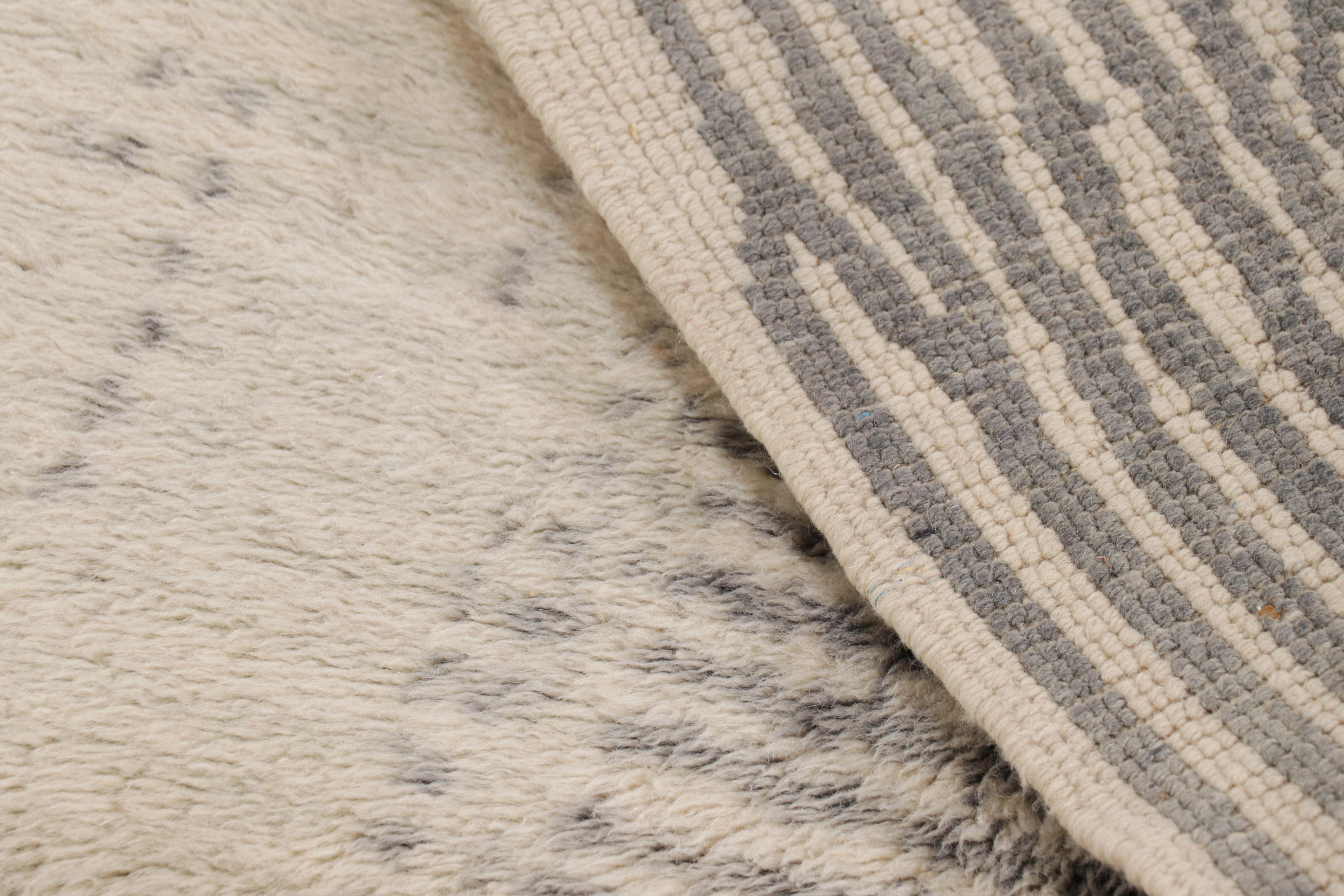 Quadratischer marokkanischer Teppich von Rug & Kilim mit cremeweißen und grauen Streifen und Hochflor (21. Jahrhundert und zeitgenössisch) im Angebot