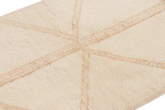 Alfombra marroquí cuadrada de Rug & Kilim en tonos blanco crema y pelo alto