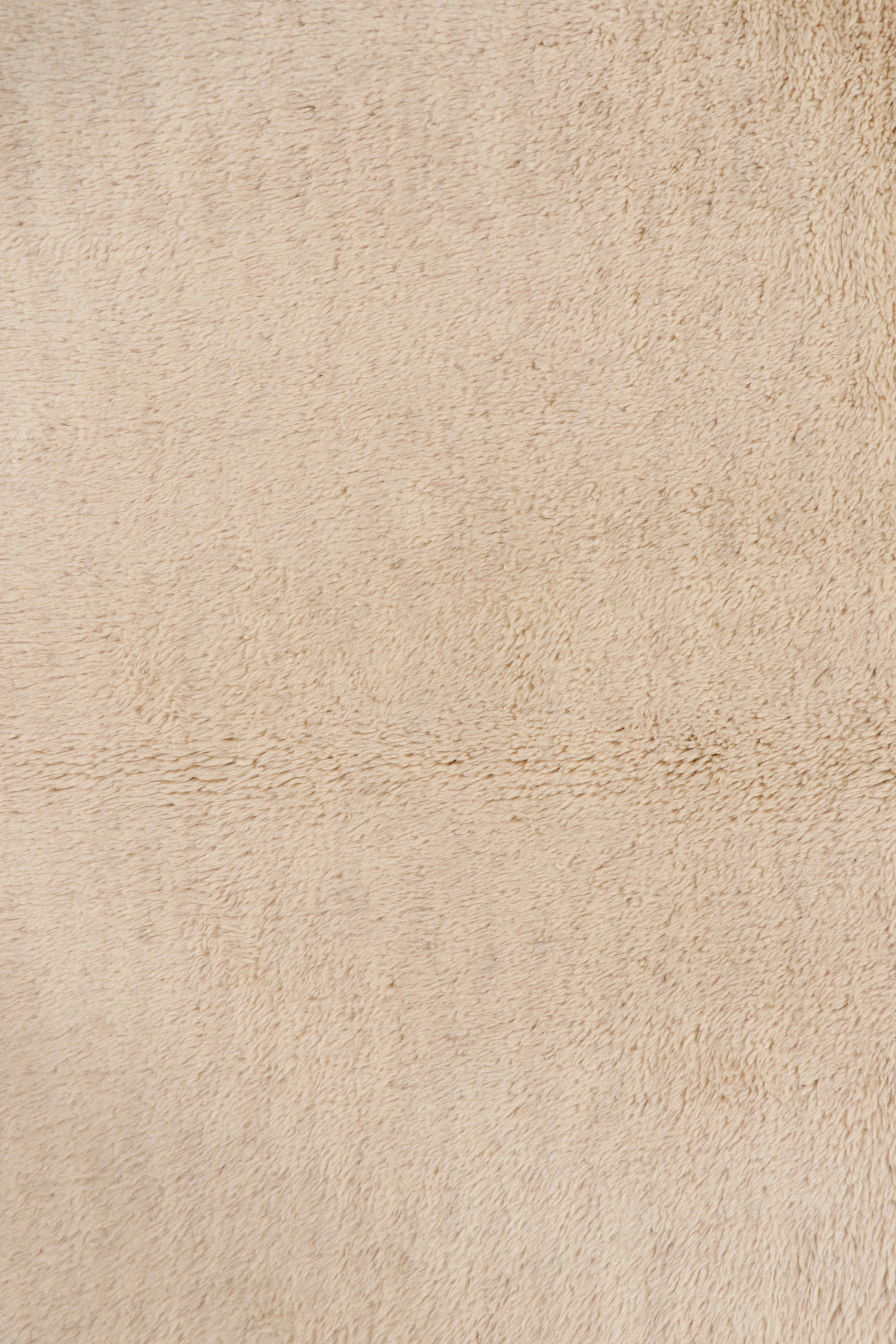 Moderno Rug & Kilim è un tappeto marocchino quadrato nei toni del bianco panna e a pelo alto in vendita