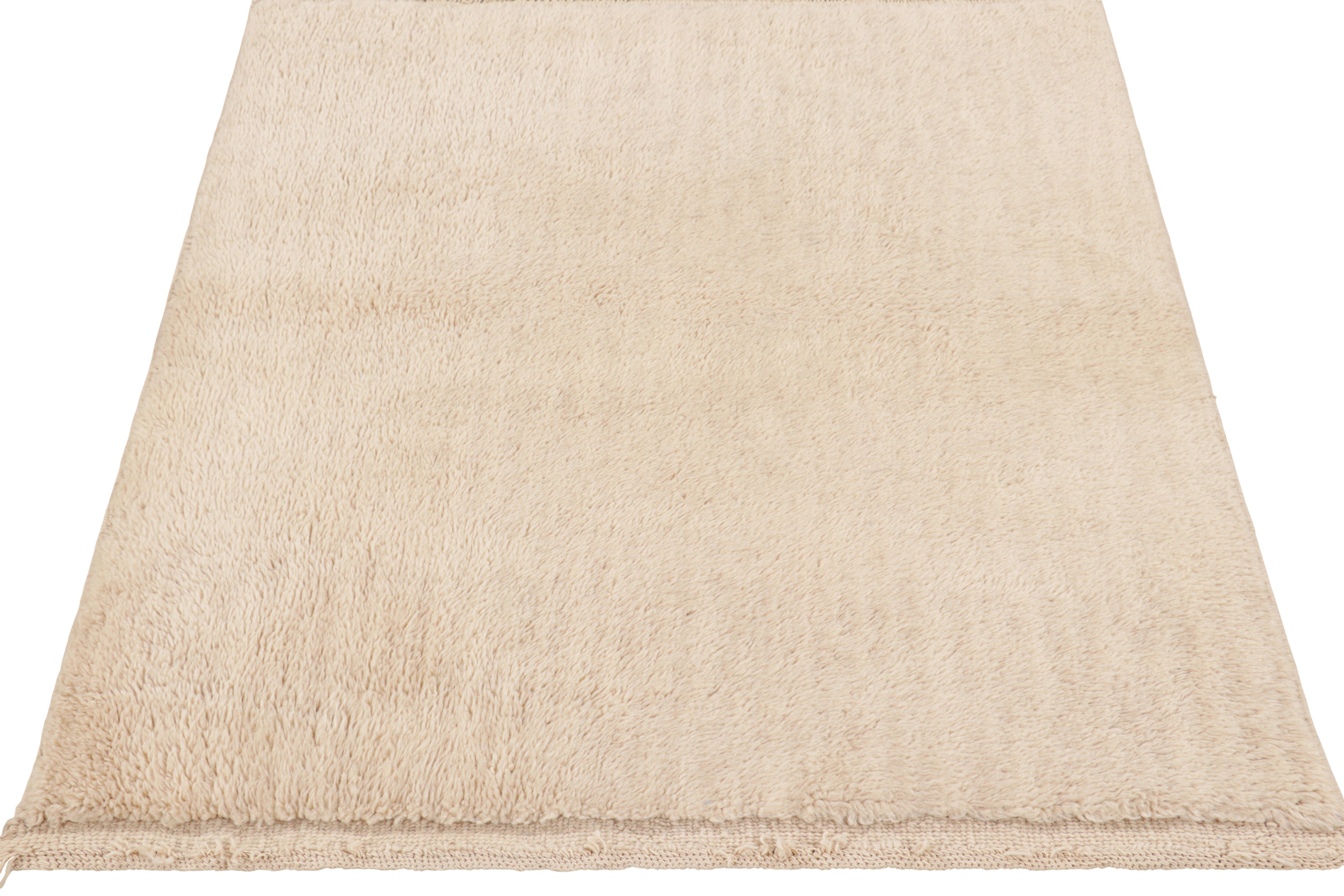 Marocchino Rug & Kilim è un tappeto marocchino quadrato nei toni del bianco panna e a pelo alto in vendita