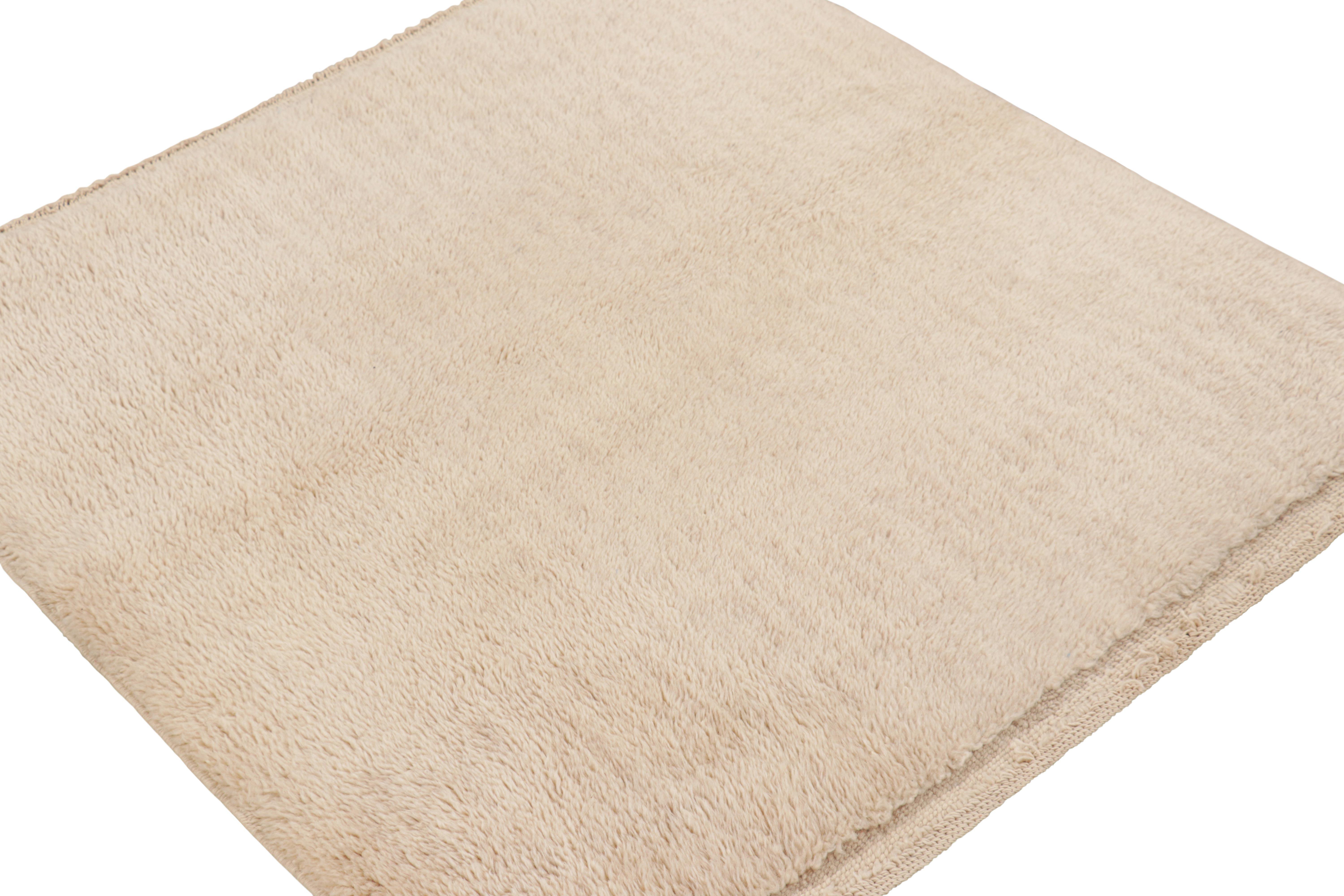 Annodato a mano Rug & Kilim è un tappeto marocchino quadrato nei toni del bianco panna e a pelo alto in vendita