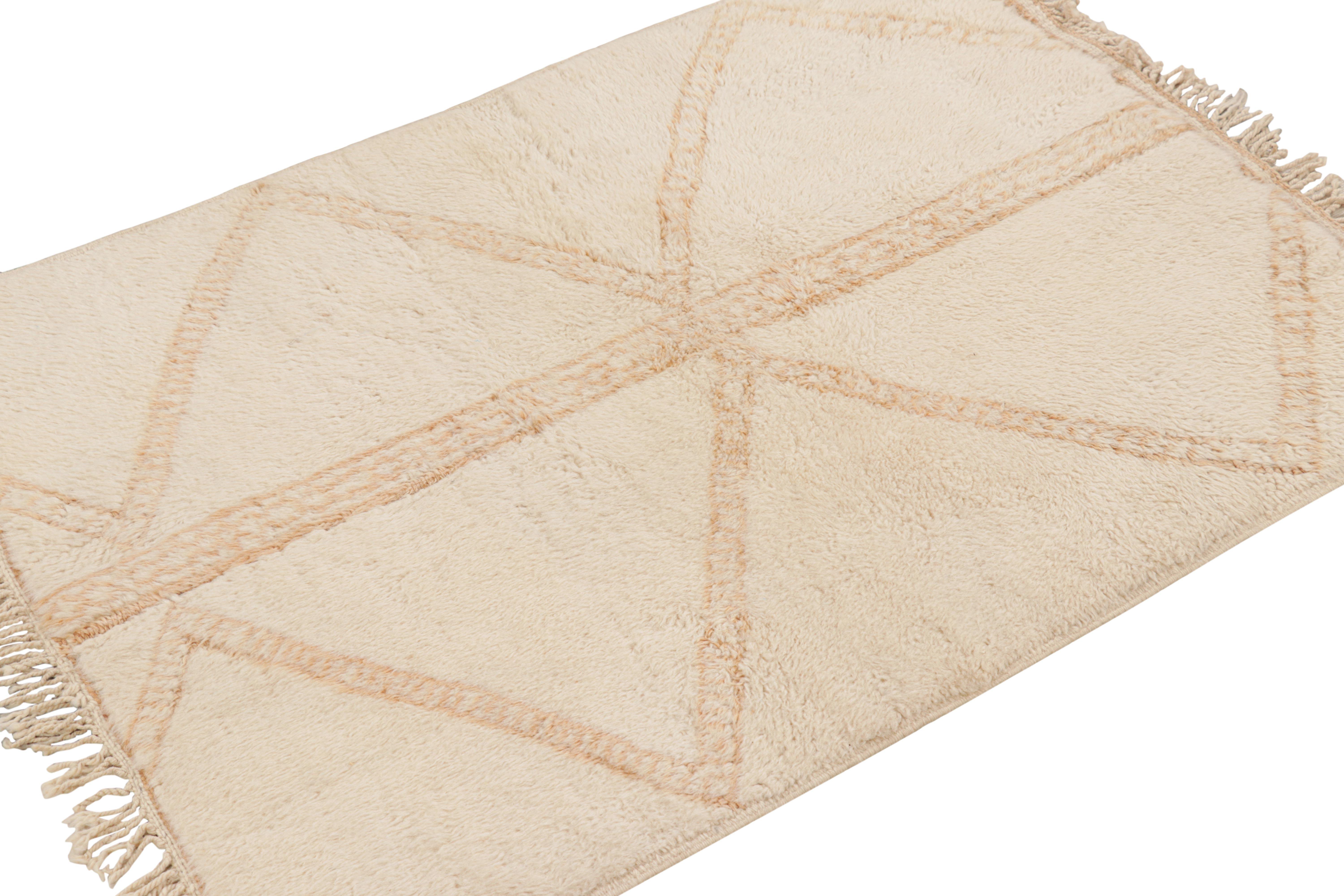 Annodato a mano Rug & Kilim è un tappeto marocchino quadrato nei toni del bianco panna e a pelo alto in vendita