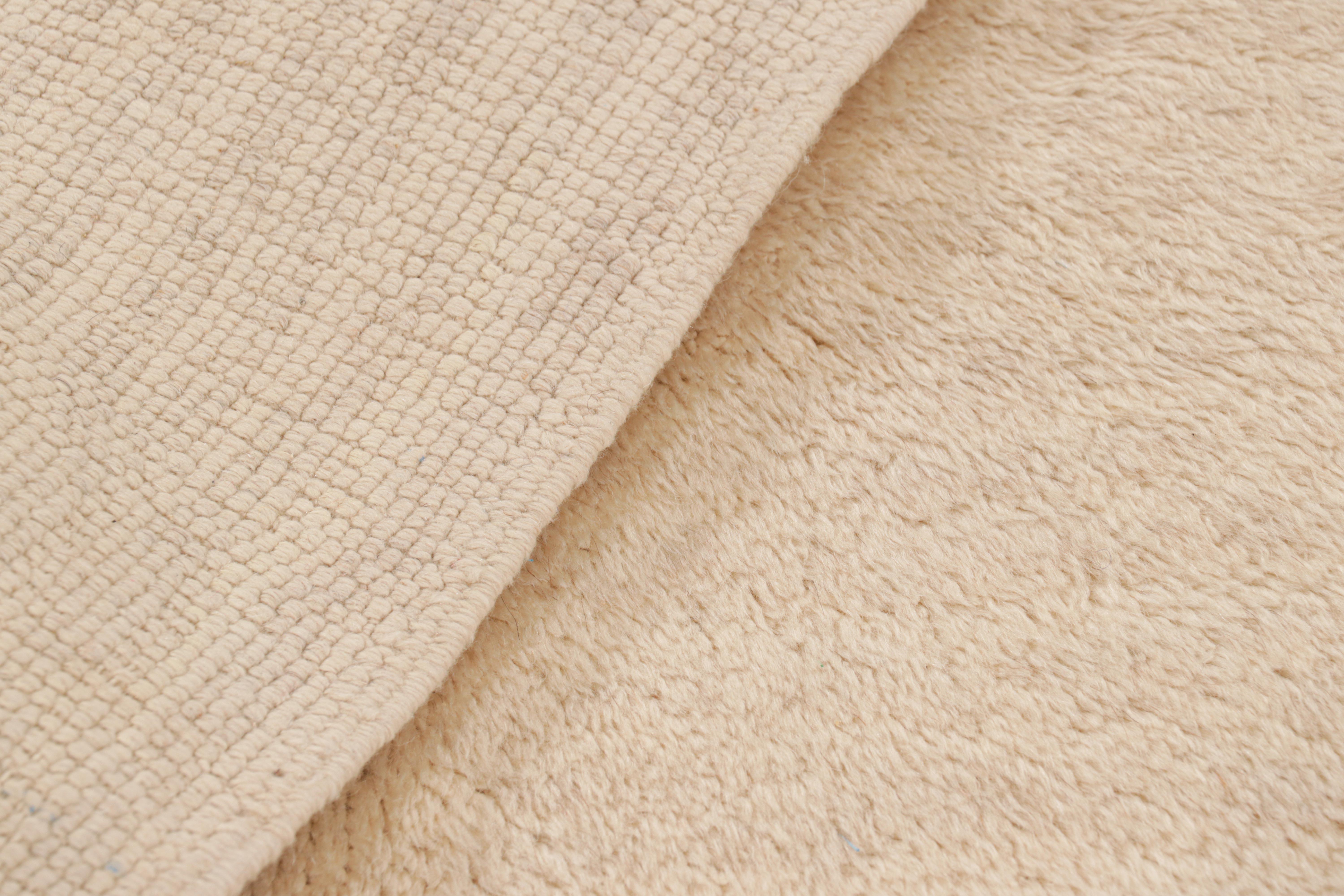 Alfombra marroquí cuadrada de Rug & Kilim en tonos blanco crema y pelo alto Siglo XXI y contemporáneo en venta