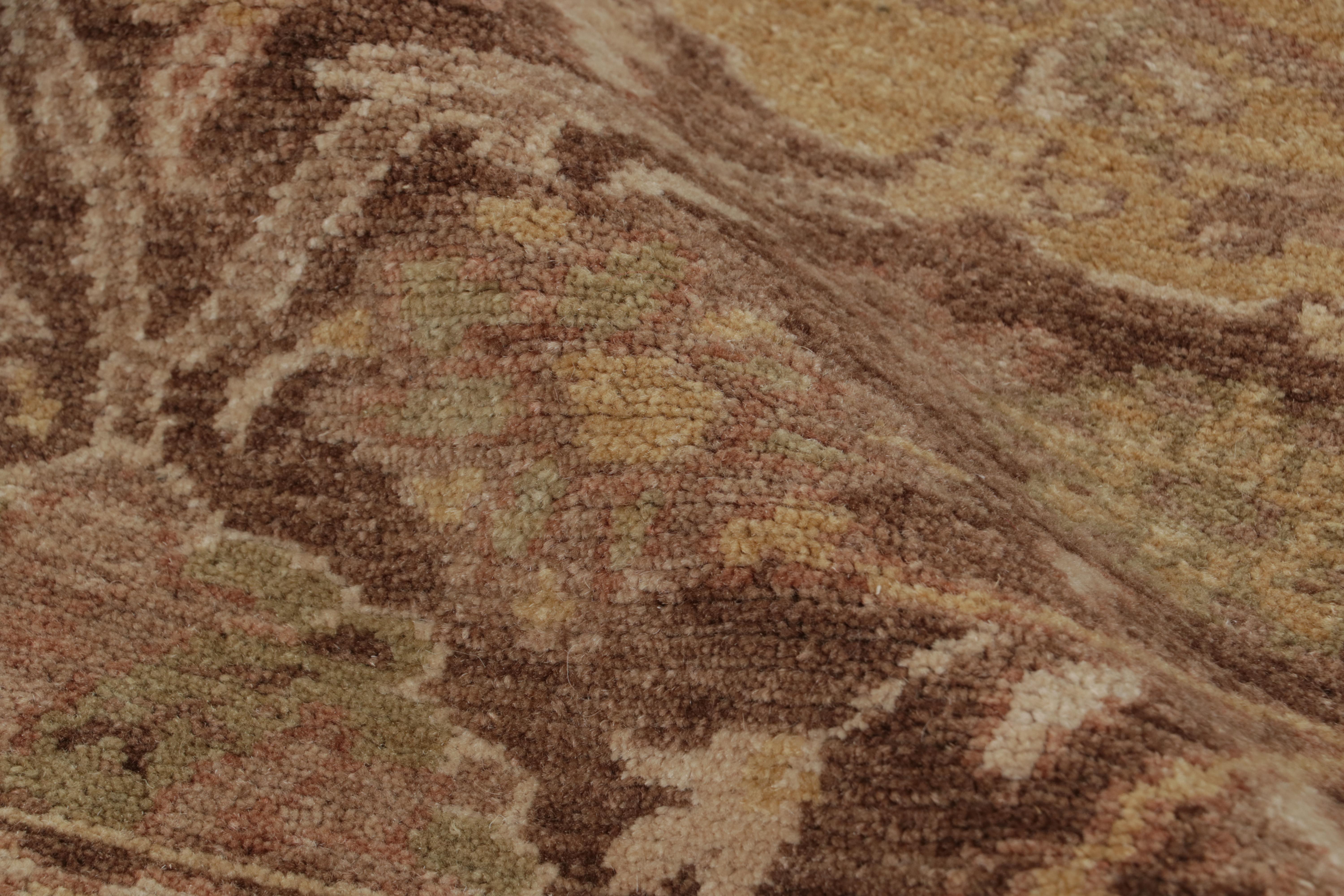 Rug & Kilim è un tappeto in stile antico Sultanabad Rugs in marrone, con motivi floreali dorati in vendita 4