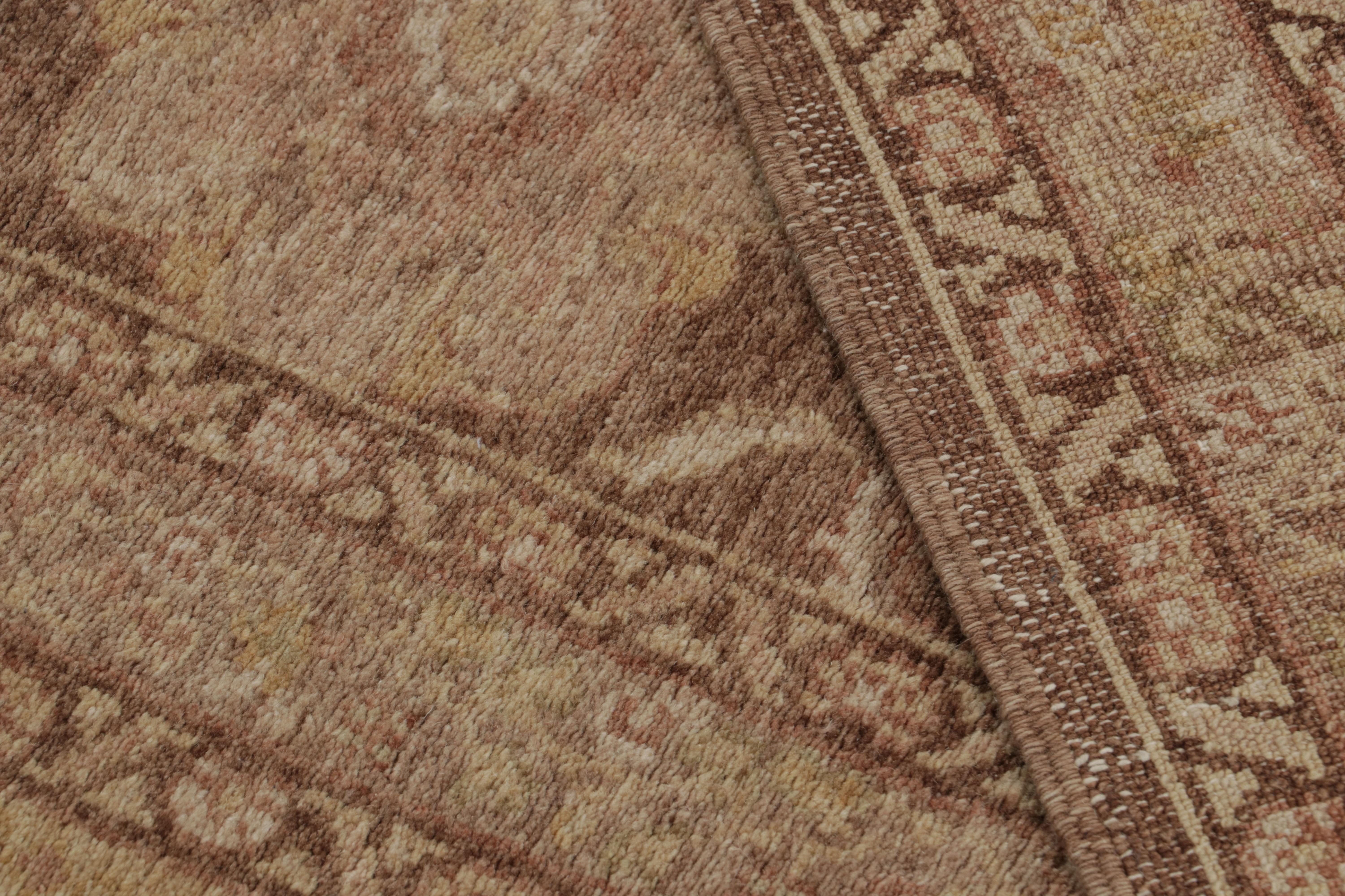 Rug & Kilim è un tappeto in stile antico Sultanabad Rugs in marrone, con motivi floreali dorati in vendita 5