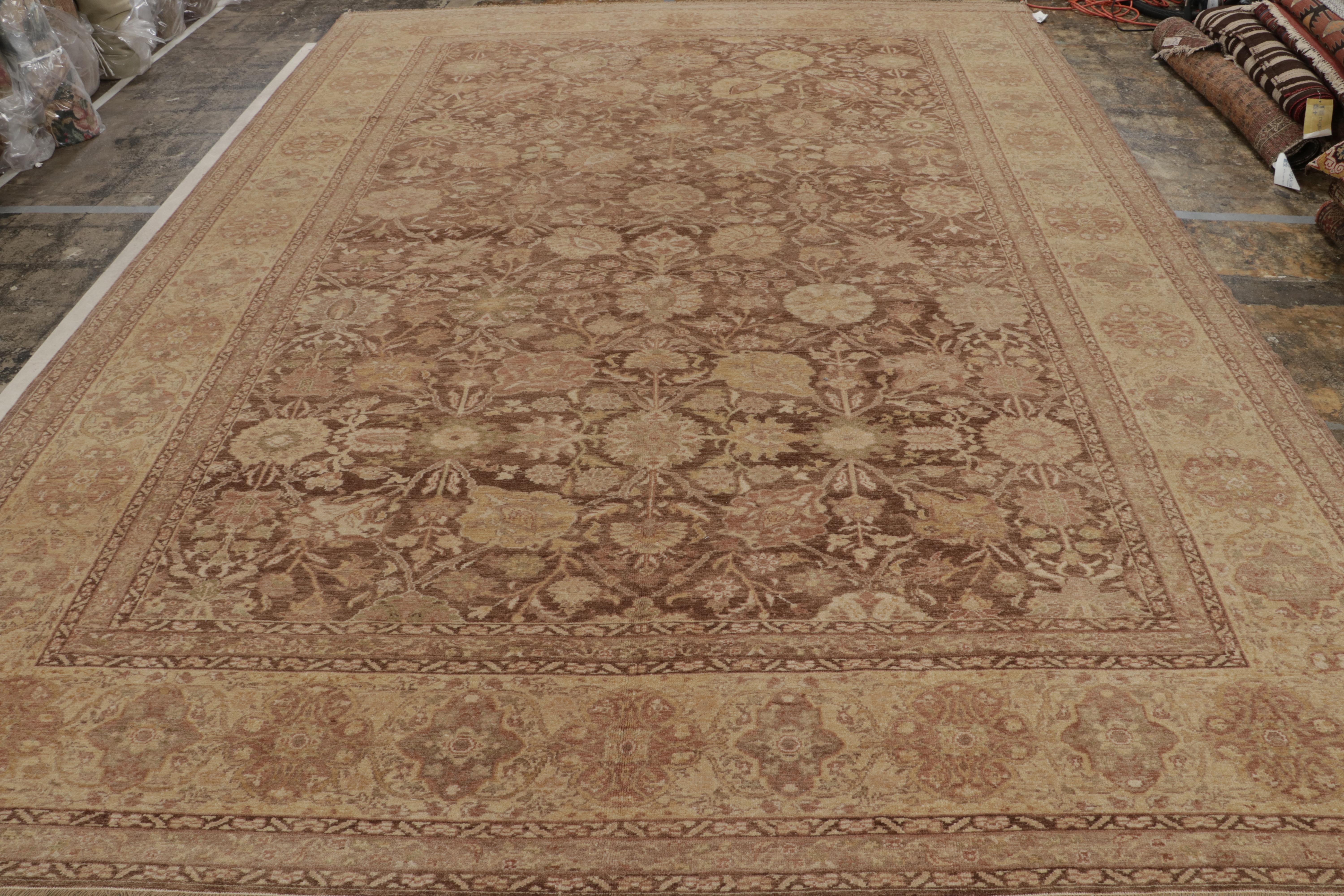 Dieses handgeknüpfte Wollstück im Format 10x14 aus der Modern Classics-Kollektion von Rug & Kilim ist eine türkische Interpretation des antiken persischen Sultanabad-Teppichs. Inspiriert von der feinen iranischen Sensibilität, bietet der Teppich ein