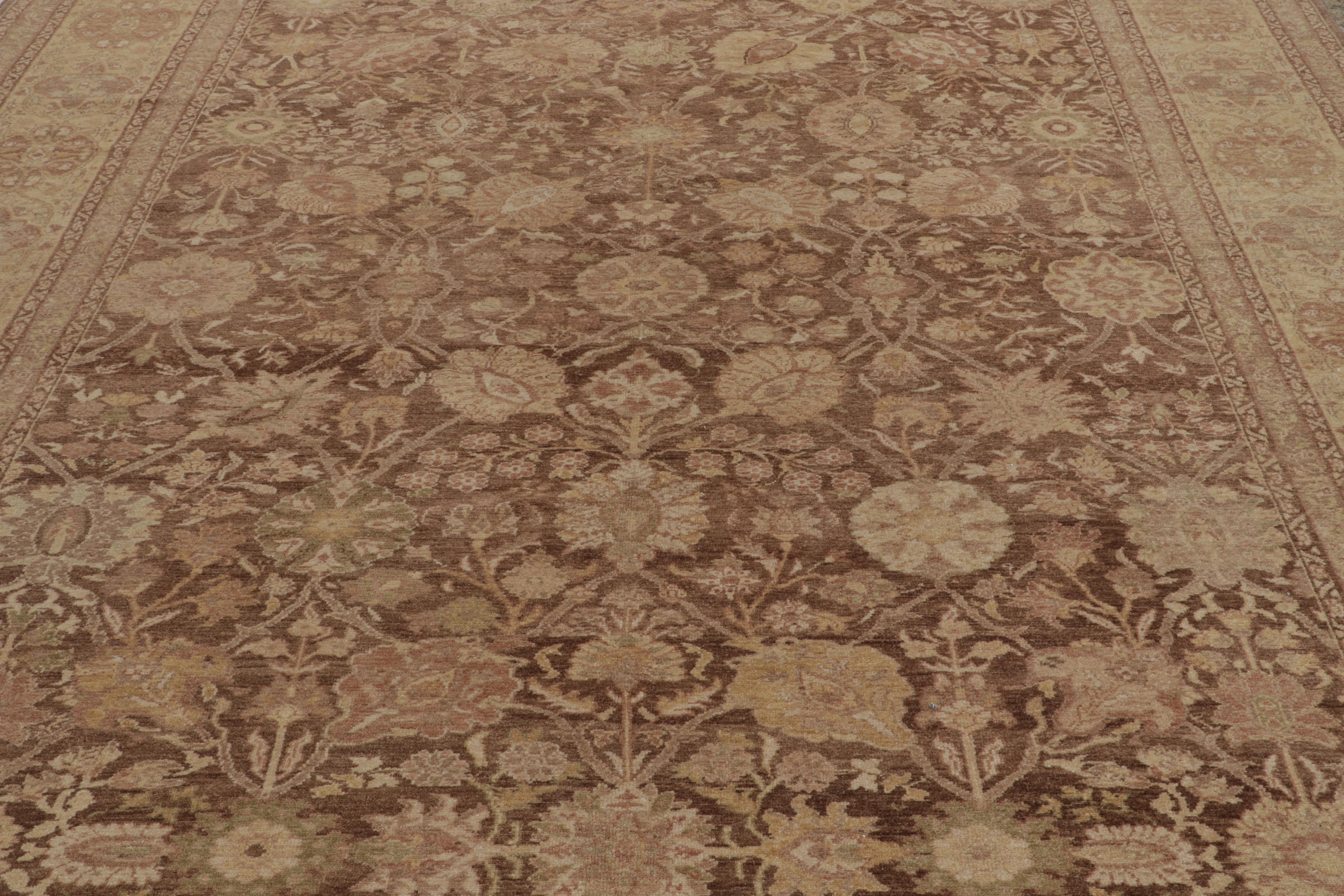 Turco Rug & Kilim è un tappeto in stile antico Sultanabad Rugs in marrone, con motivi floreali dorati in vendita