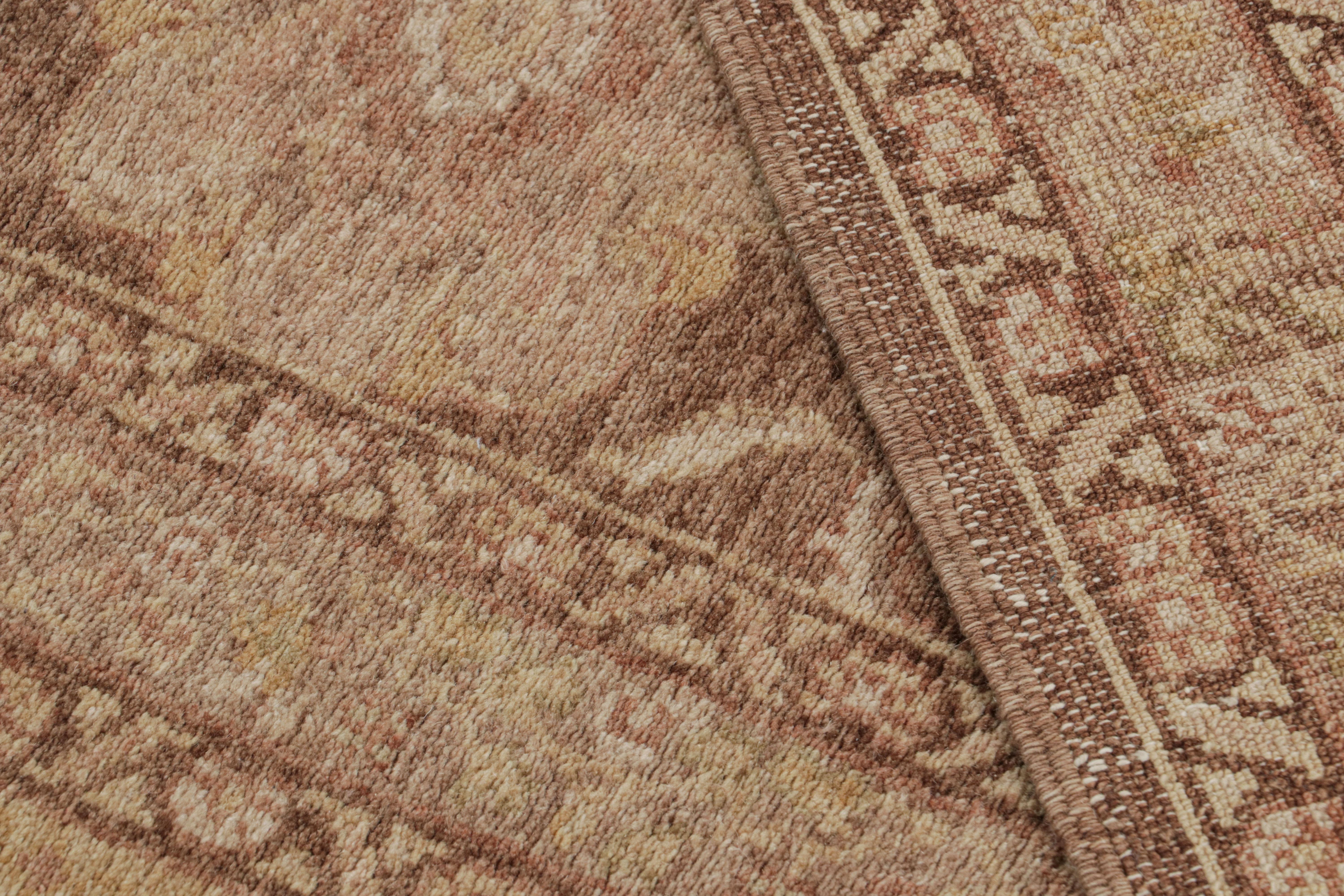 Lana Rug & Kilim è un tappeto in stile antico Sultanabad Rugs in marrone, con motivi floreali dorati in vendita