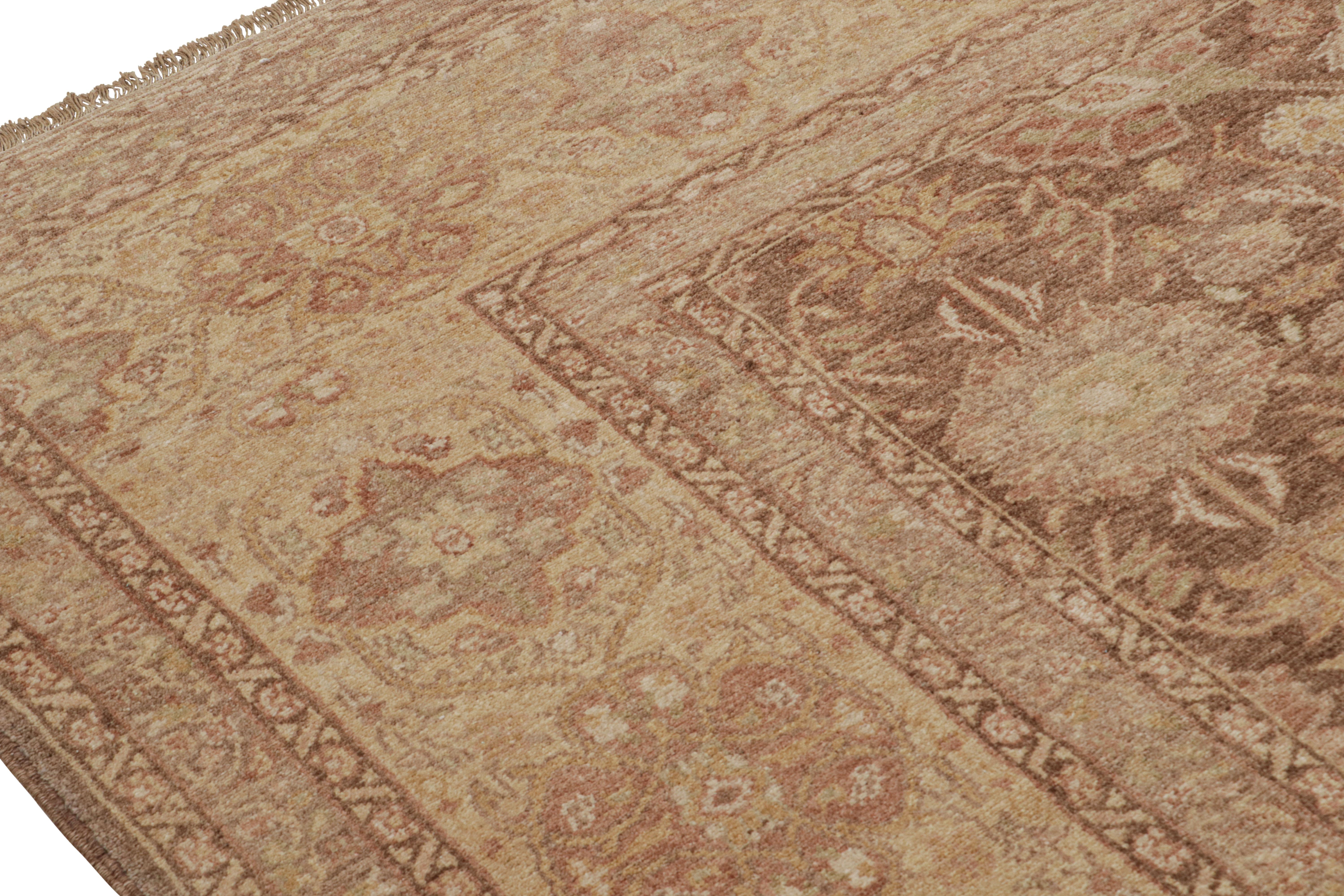 Rug & Kilim è un tappeto in stile antico Sultanabad Rugs in marrone, con motivi floreali dorati In condizioni Nuovo in vendita a Long Island City, NY