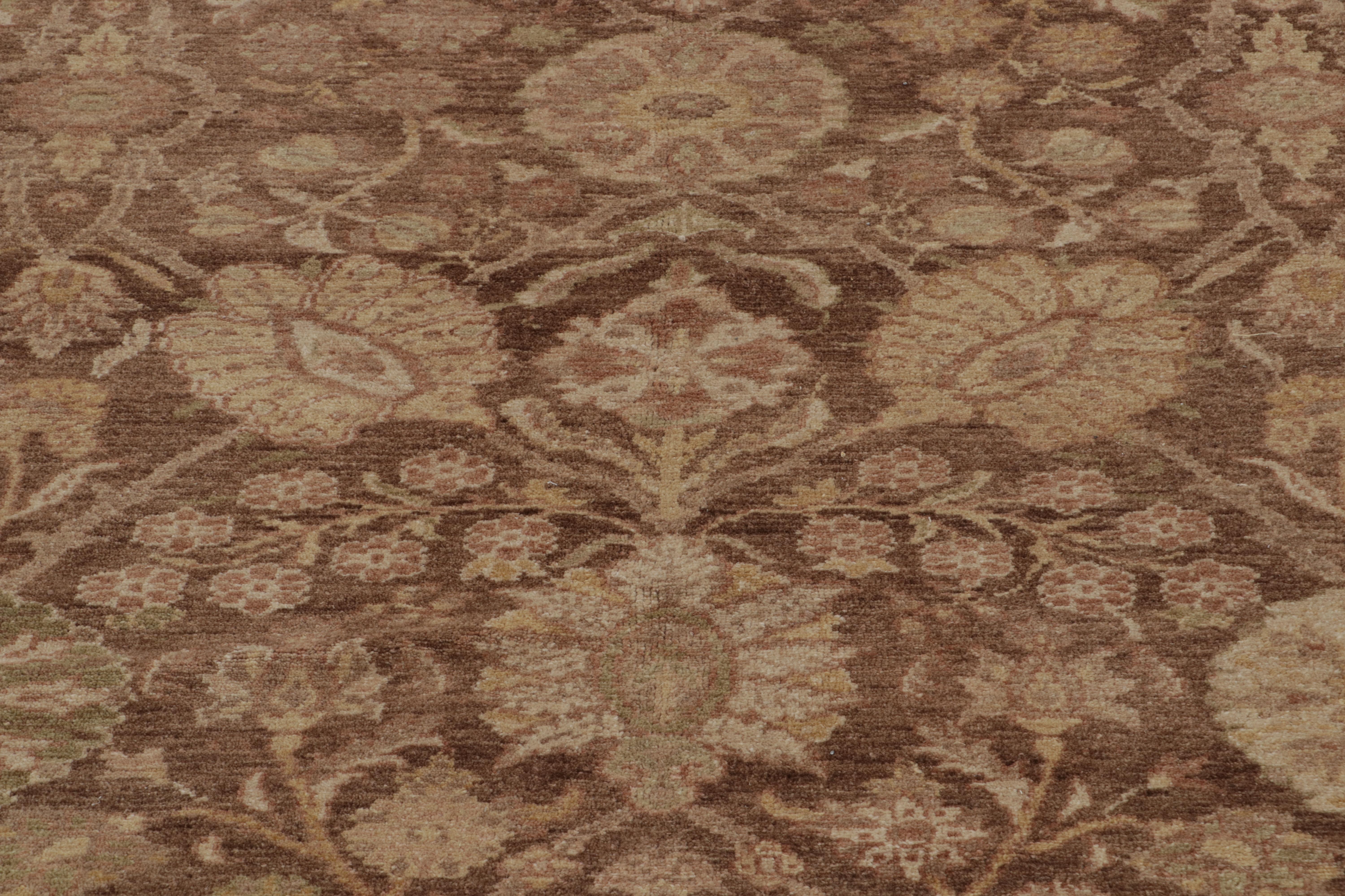 Annodato a mano Rug & Kilim è un tappeto in stile antico Sultanabad Rugs in marrone, con motivi floreali dorati in vendita