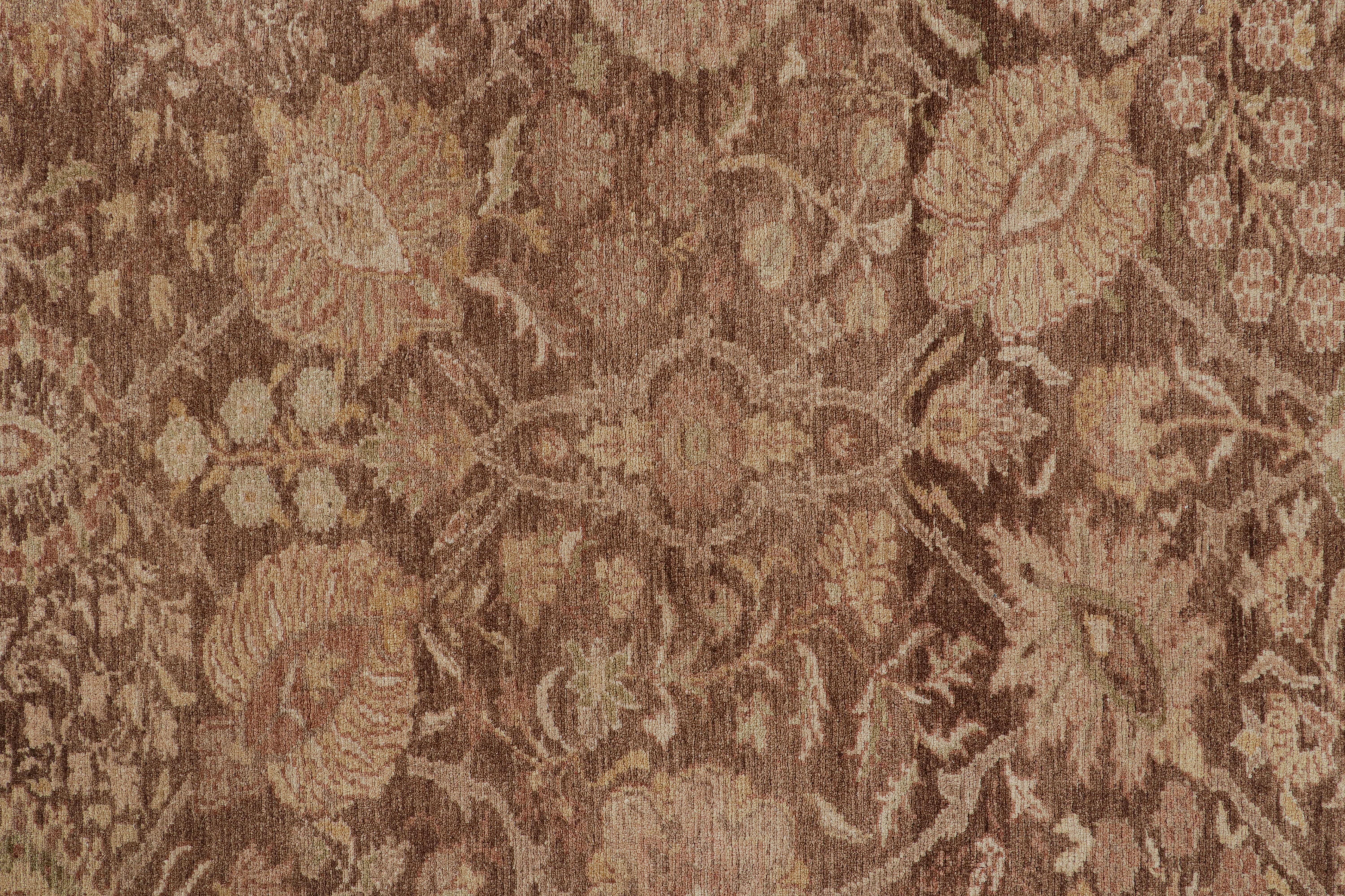XXI secolo e contemporaneo Rug & Kilim è un tappeto in stile antico Sultanabad Rugs in marrone, con motivi floreali dorati in vendita
