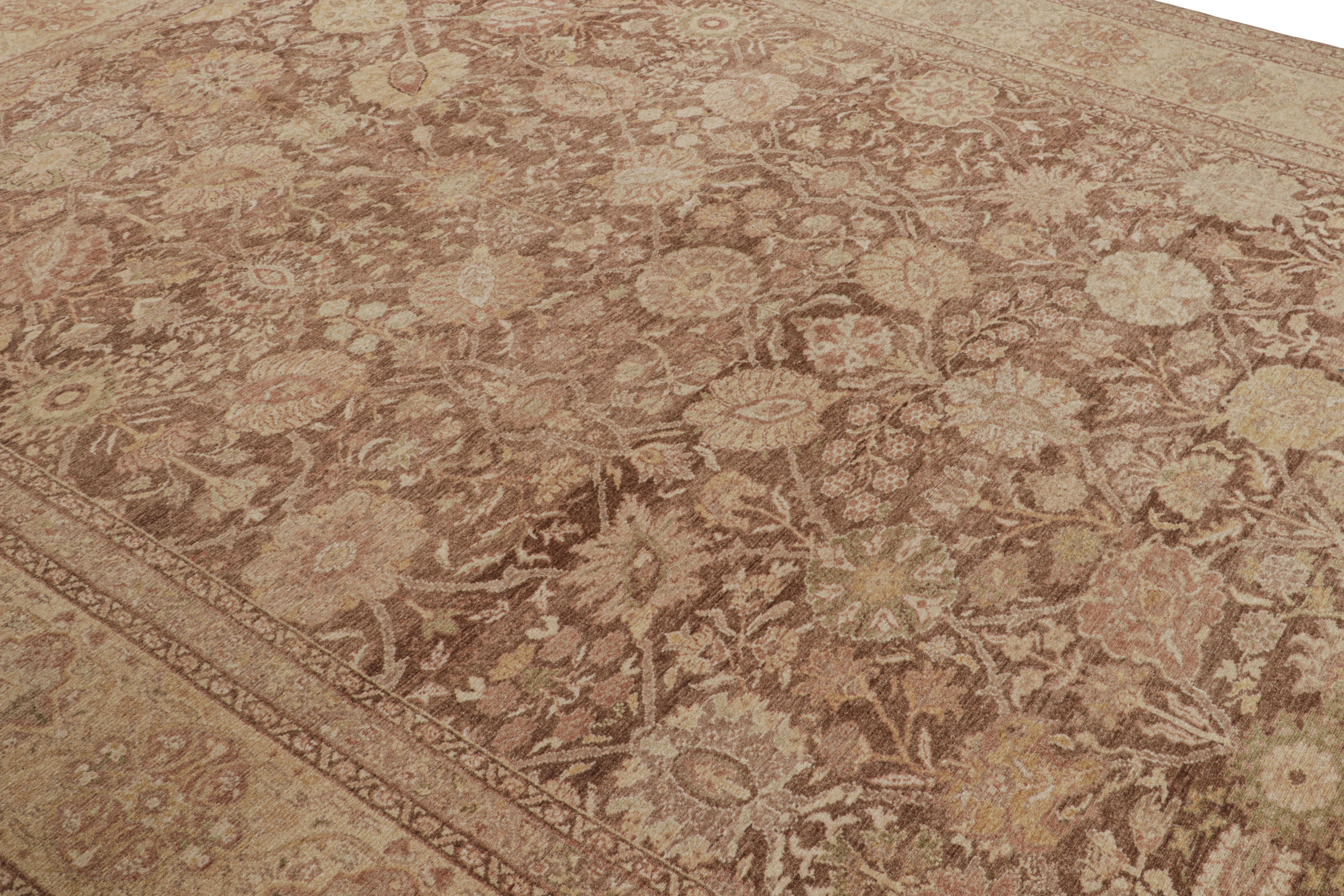 Annodato a mano Rug & Kilim è un tappeto in stile antico Sultanabad Rugs in marrone, con motivi floreali dorati in vendita