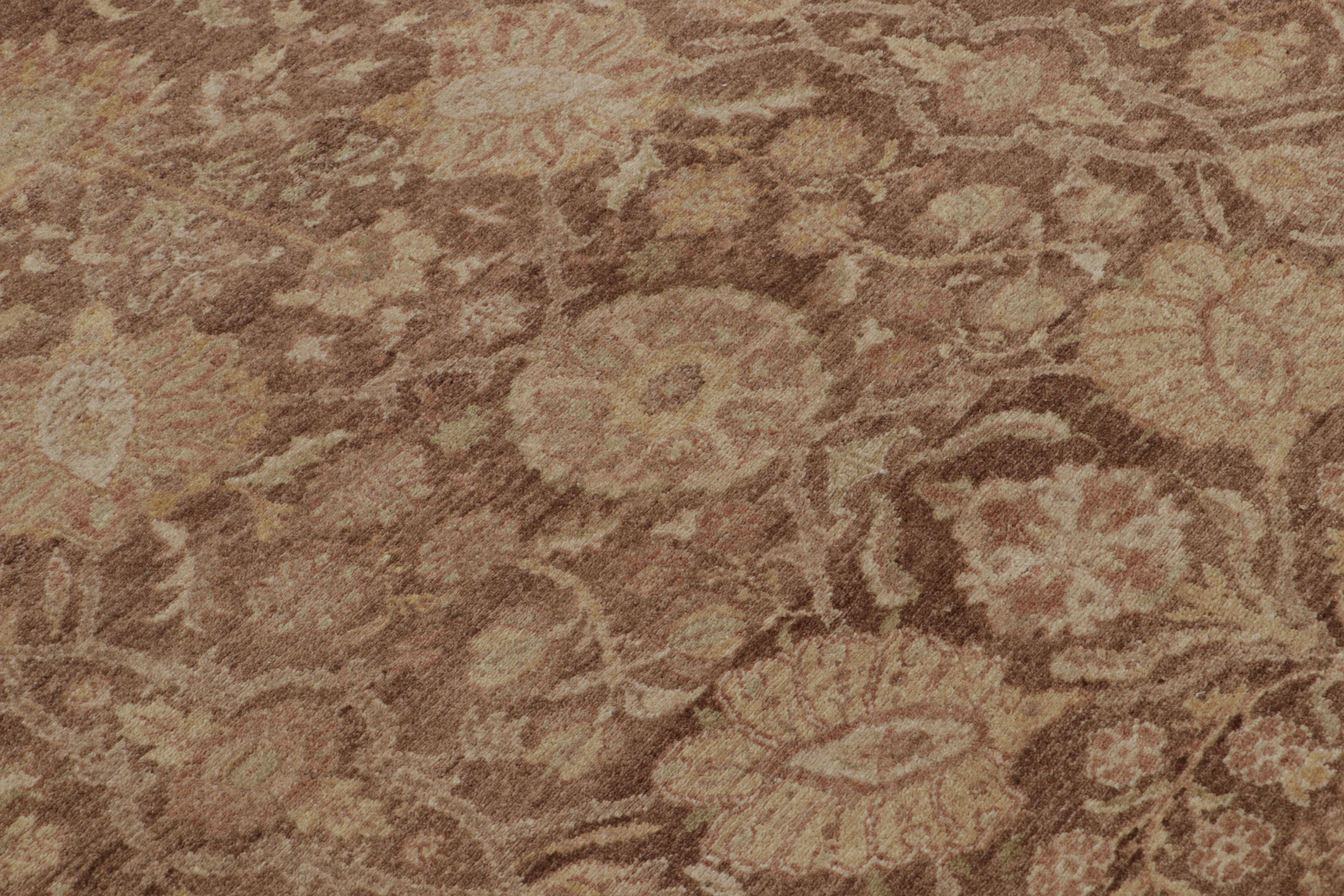 Rug & Kilim's Sultanabad Antique Style Teppich in Brown, Golden Floral Pattern (21. Jahrhundert und zeitgenössisch) im Angebot