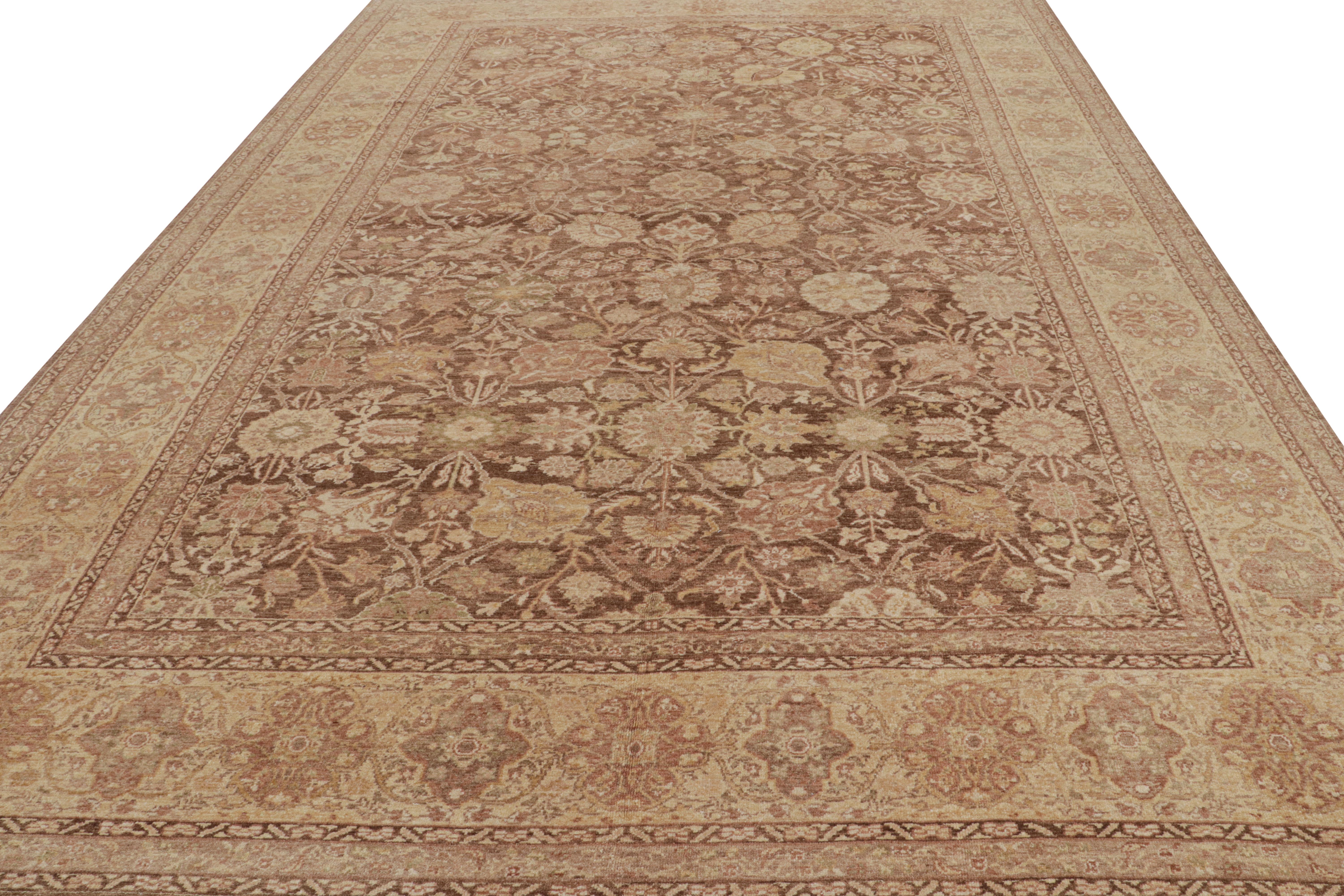 Turco Rug & Kilim è un tappeto in stile antico Sultanabad Rugs in marrone, con motivi floreali dorati in vendita