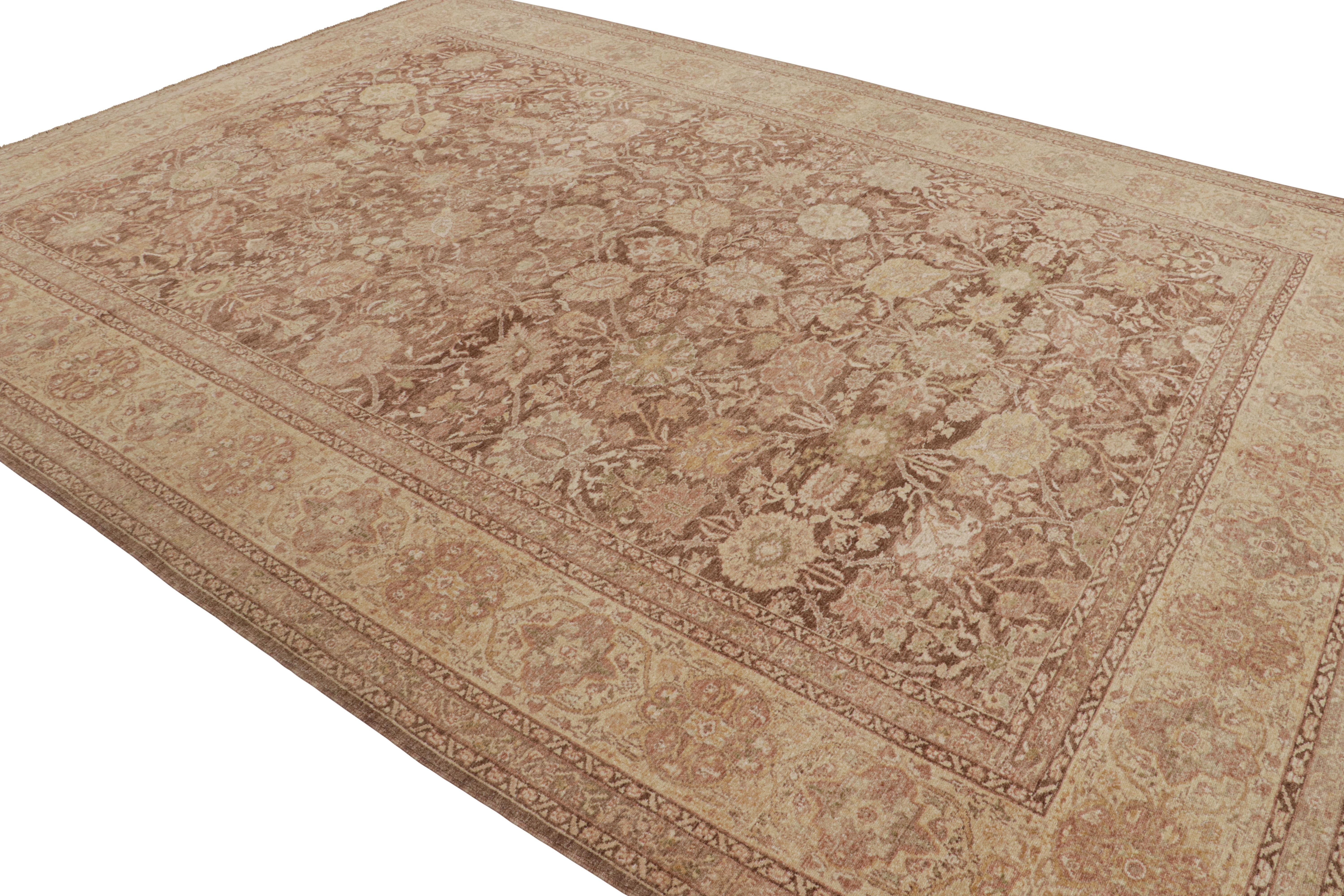 Annodato a mano in lana, un pezzo 10x14 della collezione Modern Classics di Rug & Kilim rappresenta una rivisitazione turca dell'antico stile persiano Sultanabad Rugs. Traendo ispirazione dalla raffinata sensibilità iraniana, il tappeto offre uno