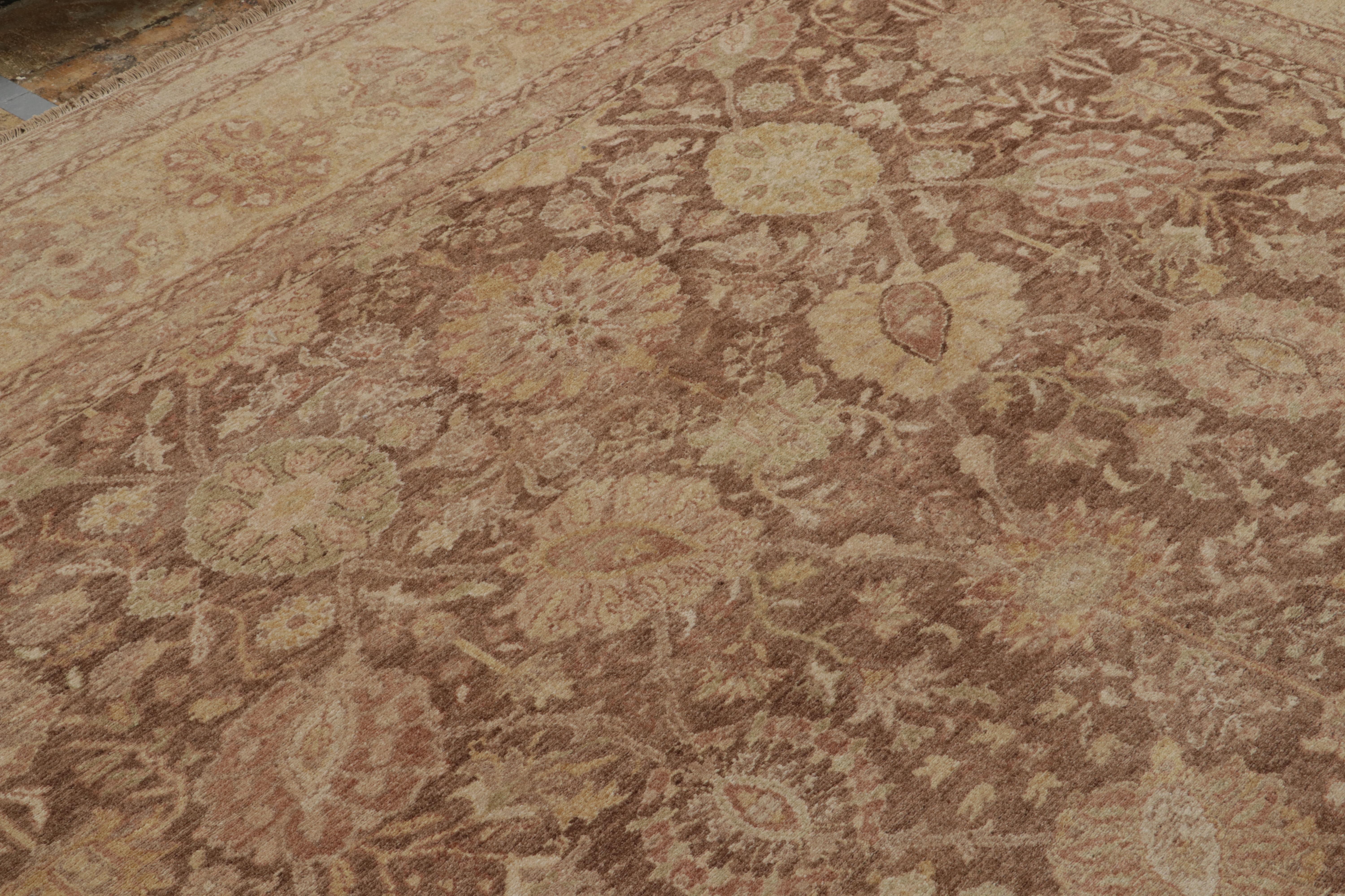 Rug & Kilim's Sultanabad Antique Style Teppich in Brown, Golden Floral Pattern (Wolle) im Angebot