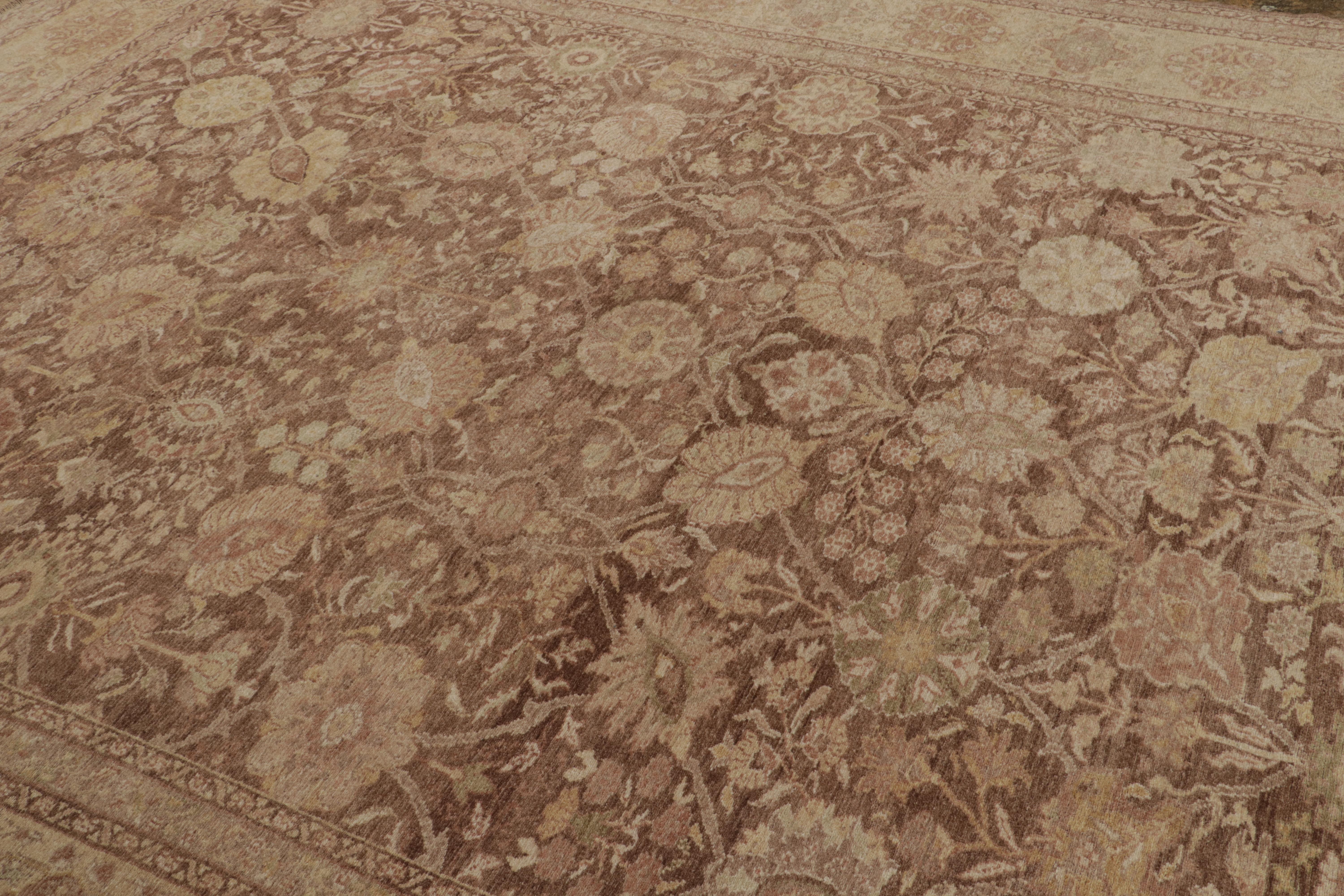 Rug & Kilim's Sultanabad Antique Style Teppich in Brown, Golden Floral Pattern im Angebot 1