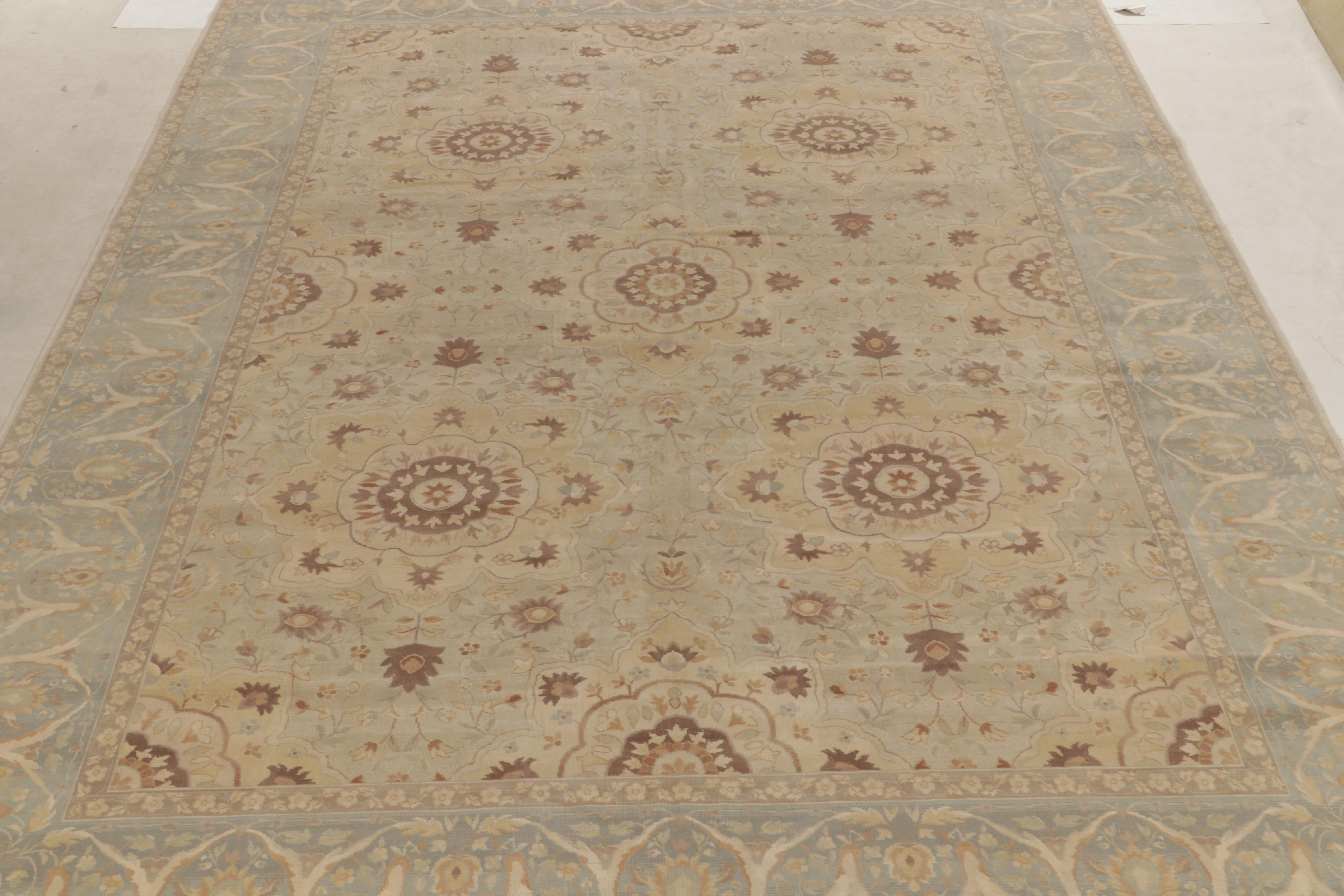 Perteneciente a la colección Modern Classics de Rug & Kilim, una intrincada alfombra de estilo Sultanabad que retoma la sensibilidad persa neoclásica. El sutil estampado de medallones florales juega maravillosamente con tonos suaves de beige y