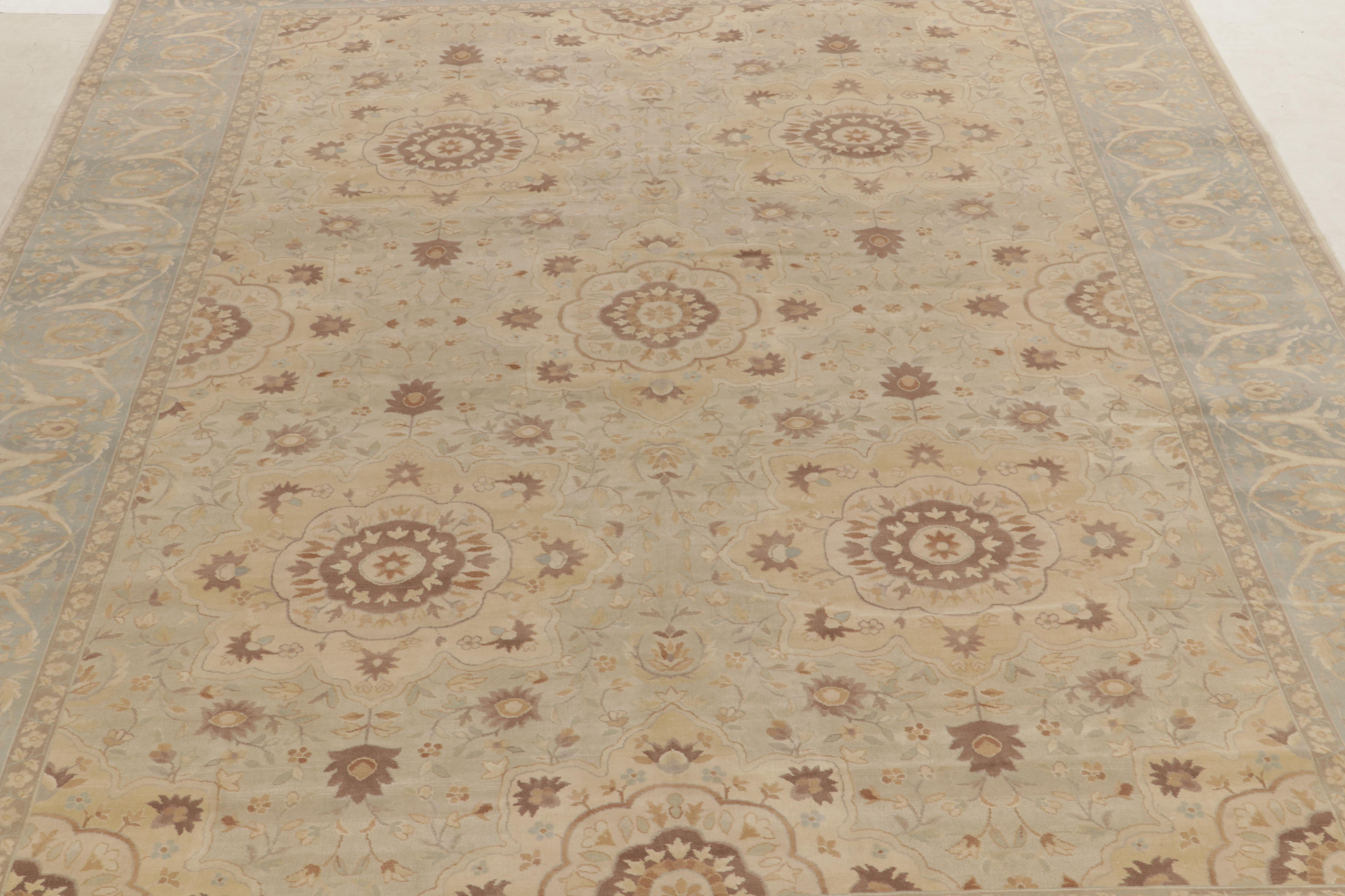 Alfombra estilo Sultanabad de Rug & Kilim con estampado floral en beige, marrón y azul Chino en venta