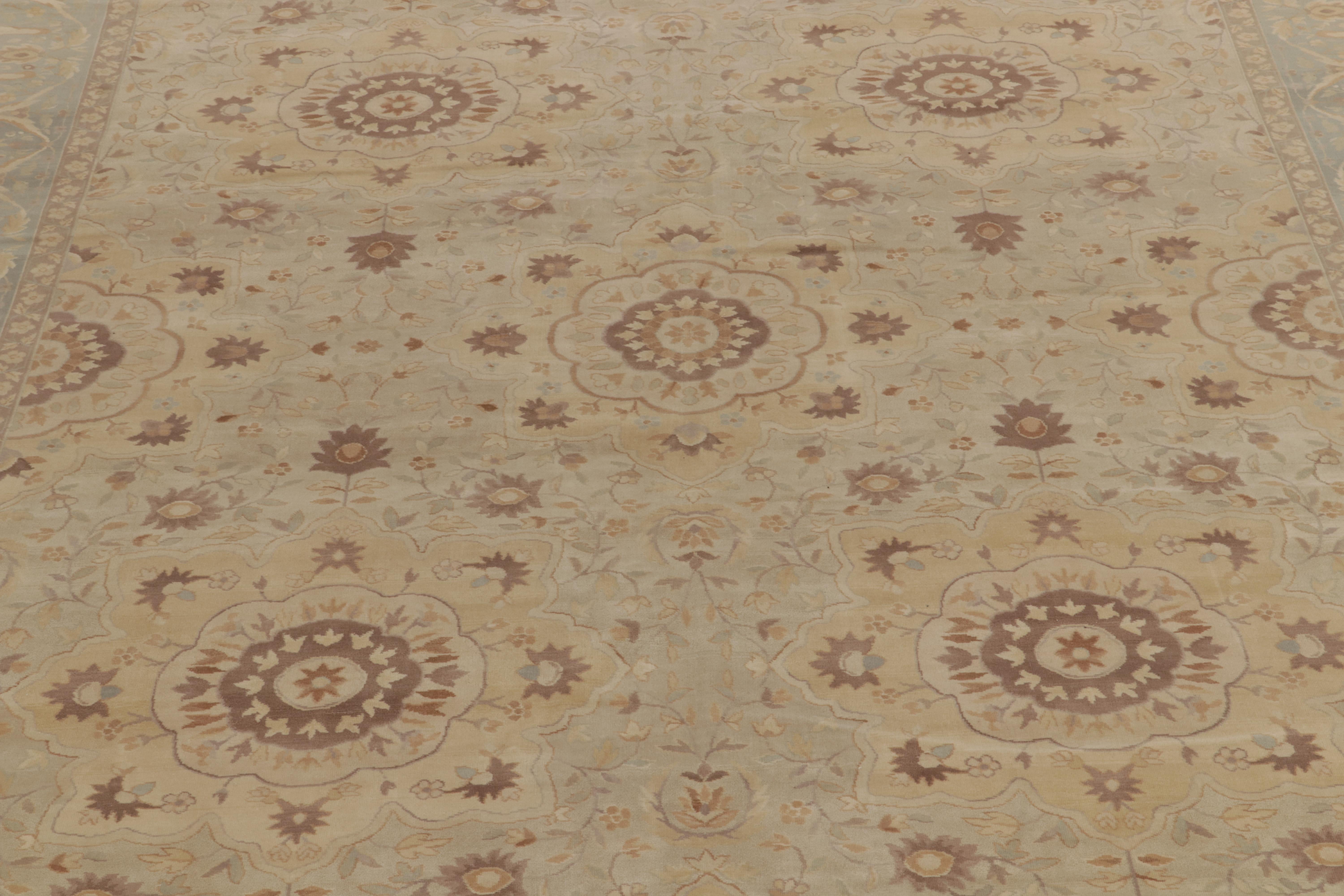 Rug & Kilim's Sultanabad Style Teppich in Beige-Braun & Blau mit Blumenmuster (Handgeknüpft) im Angebot