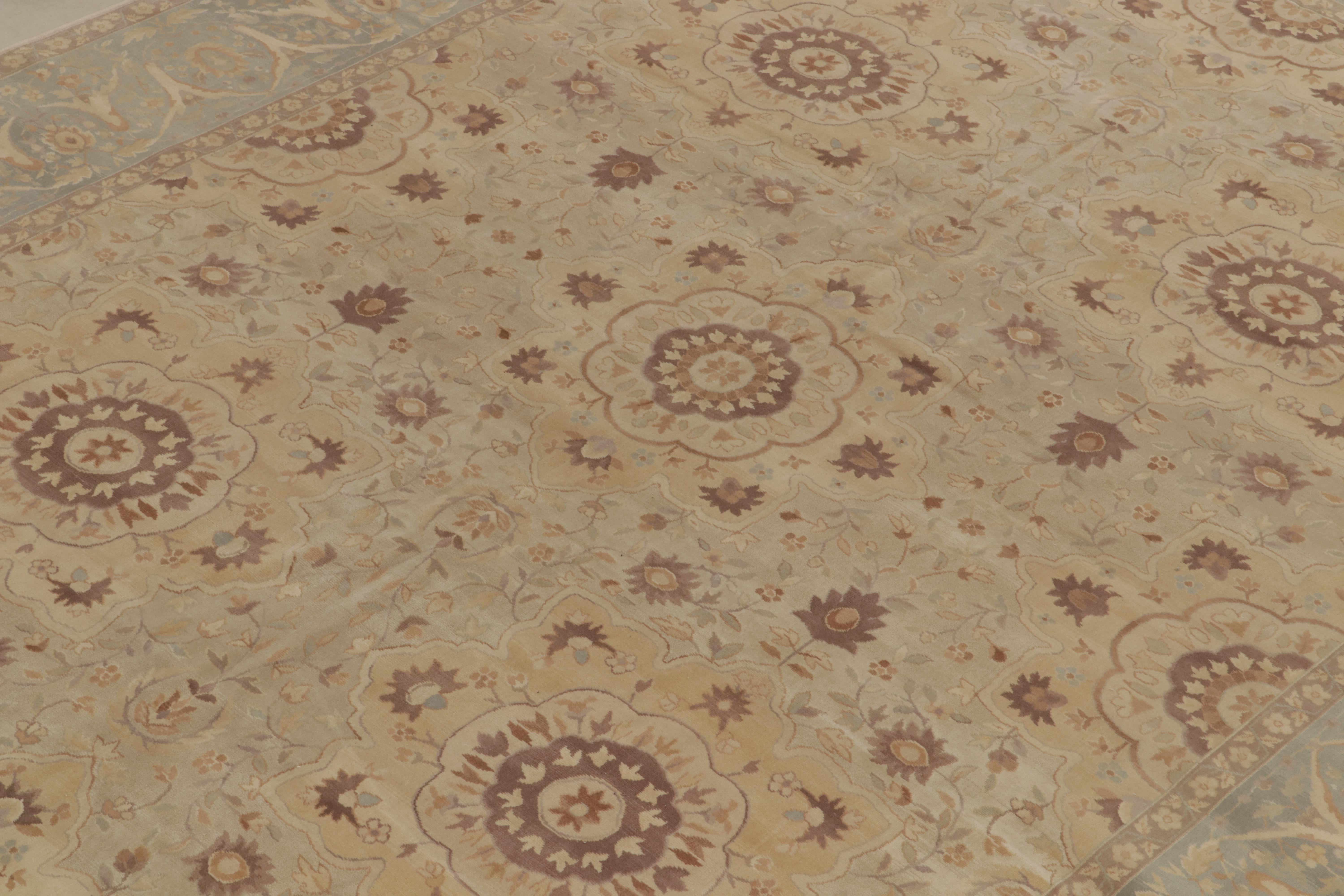 Alfombra estilo Sultanabad de Rug & Kilim con estampado floral en beige, marrón y azul Siglo XXI y contemporáneo en venta