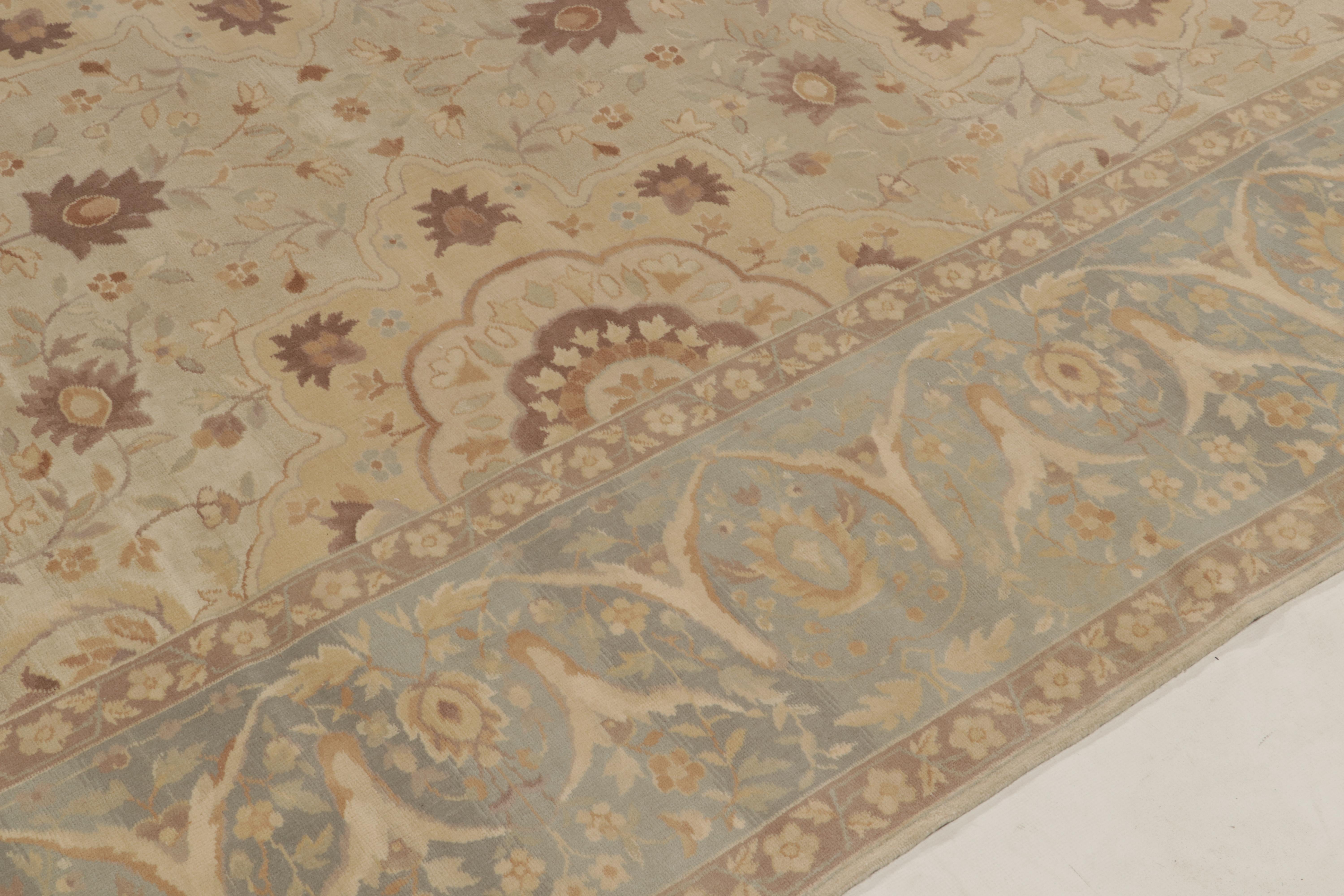 Alfombra estilo Sultanabad de Rug & Kilim con estampado floral en beige, marrón y azul Lana en venta