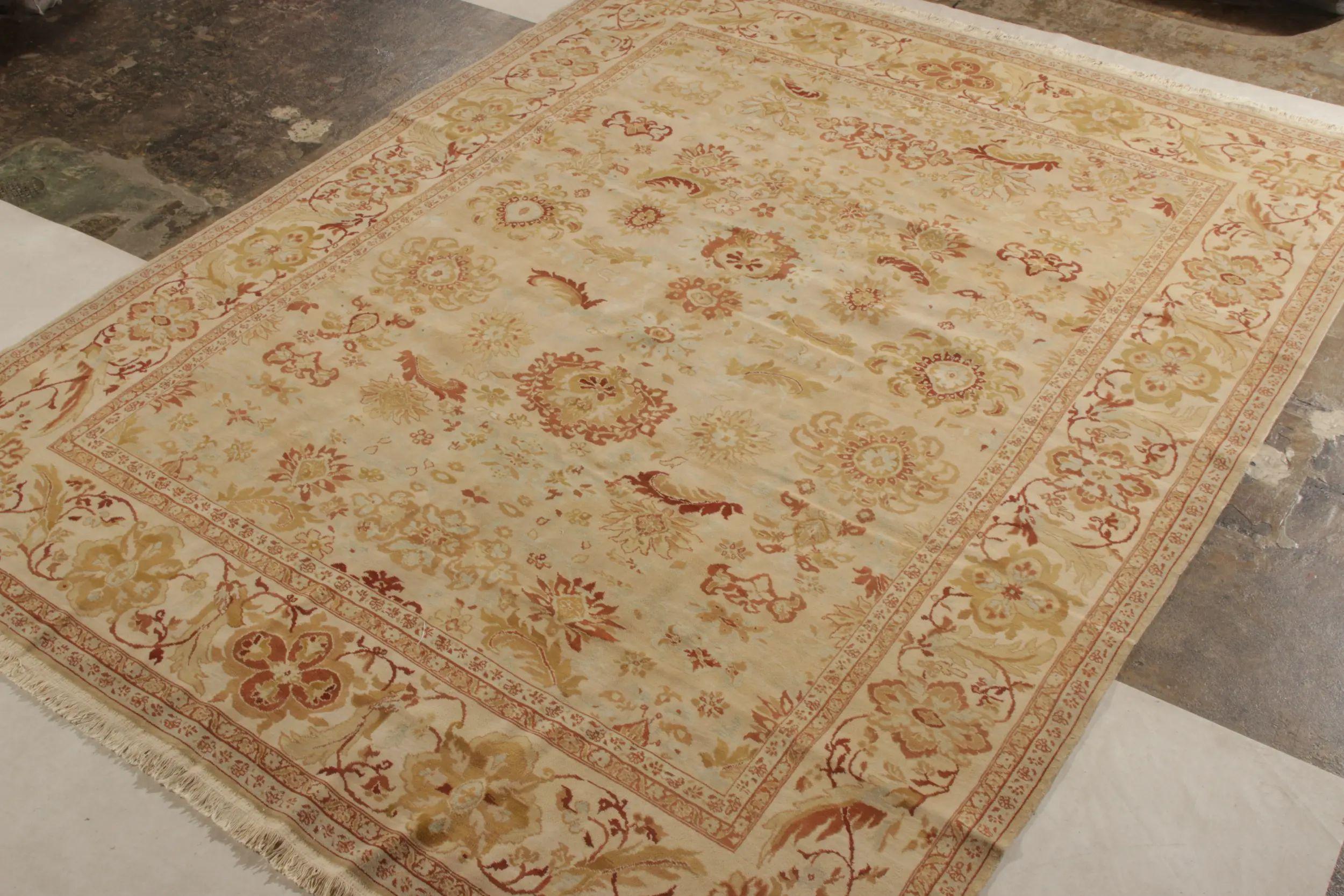 Une ode séduisante de 8x10 aux célèbres styles de tapis persans Sultanabad, de la Collection Modern Classics de Rug & Kilim. Noué à la main dans de la laine provenant de l'atelier préféré de Josh, cette pièce présente une échelle gracieuse et un