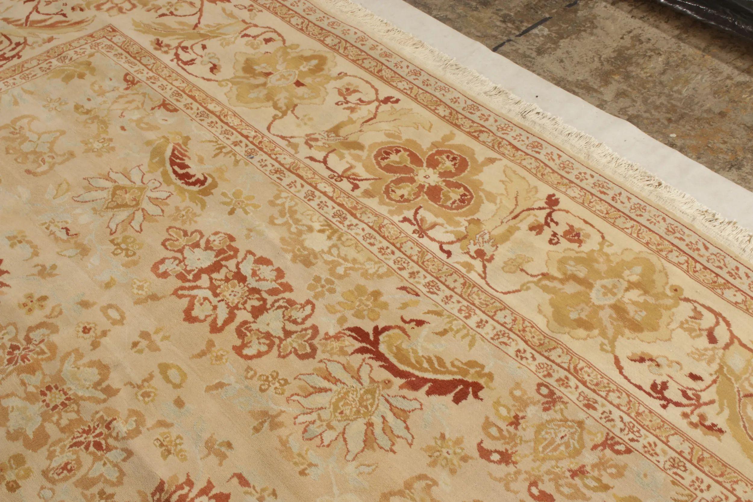 Noué à la main Rug & Kilim's Sultanabad Style Rug in Beige-Brown, Red Floral Pattern (tapis de style Sultanabad en beige et brun, motif floral rouge) en vente