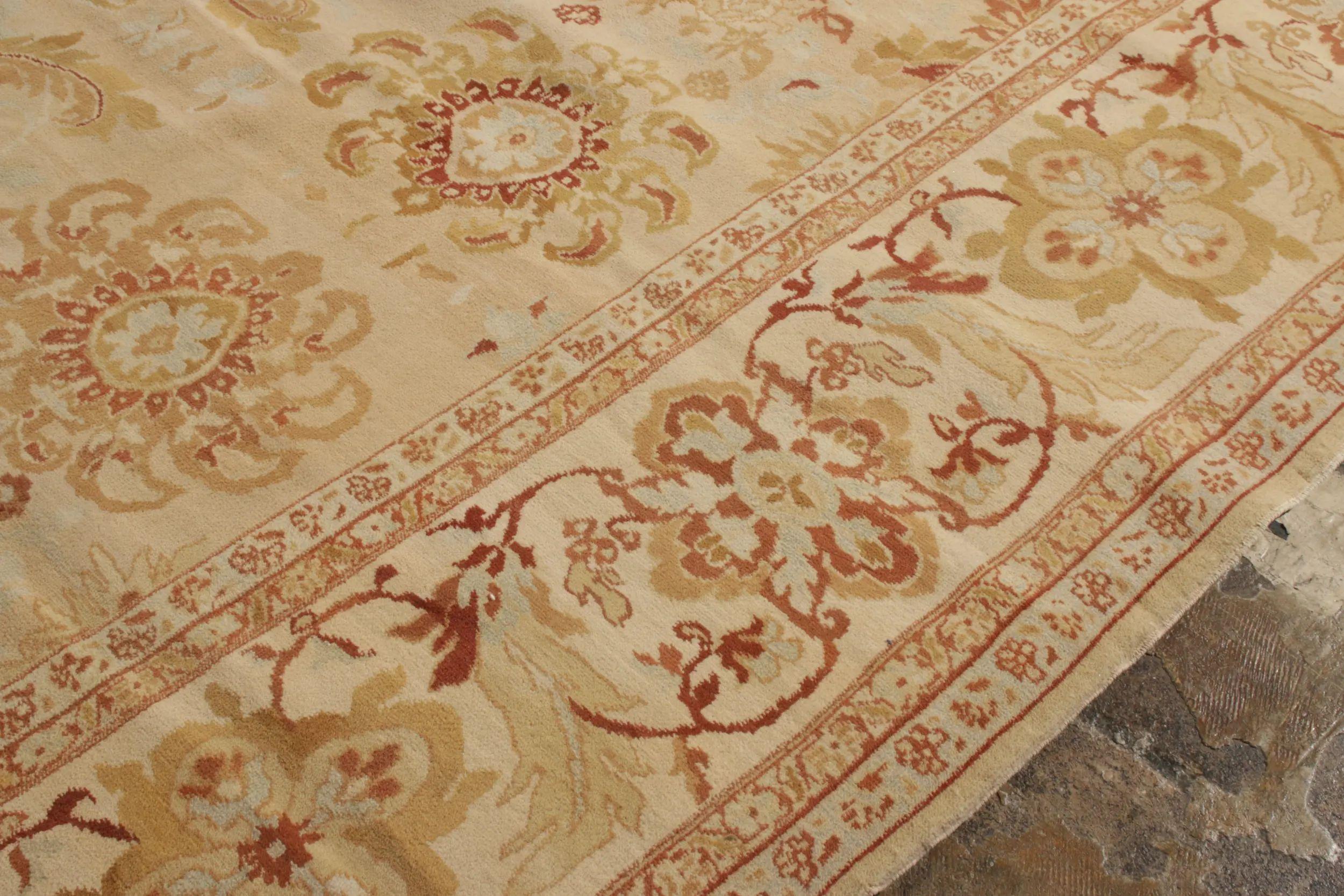 XXI secolo e contemporaneo Rug & Kilim è un tappeto in stile Sultanabad Rugs in beige-marrone, con motivi floreali rossi in vendita