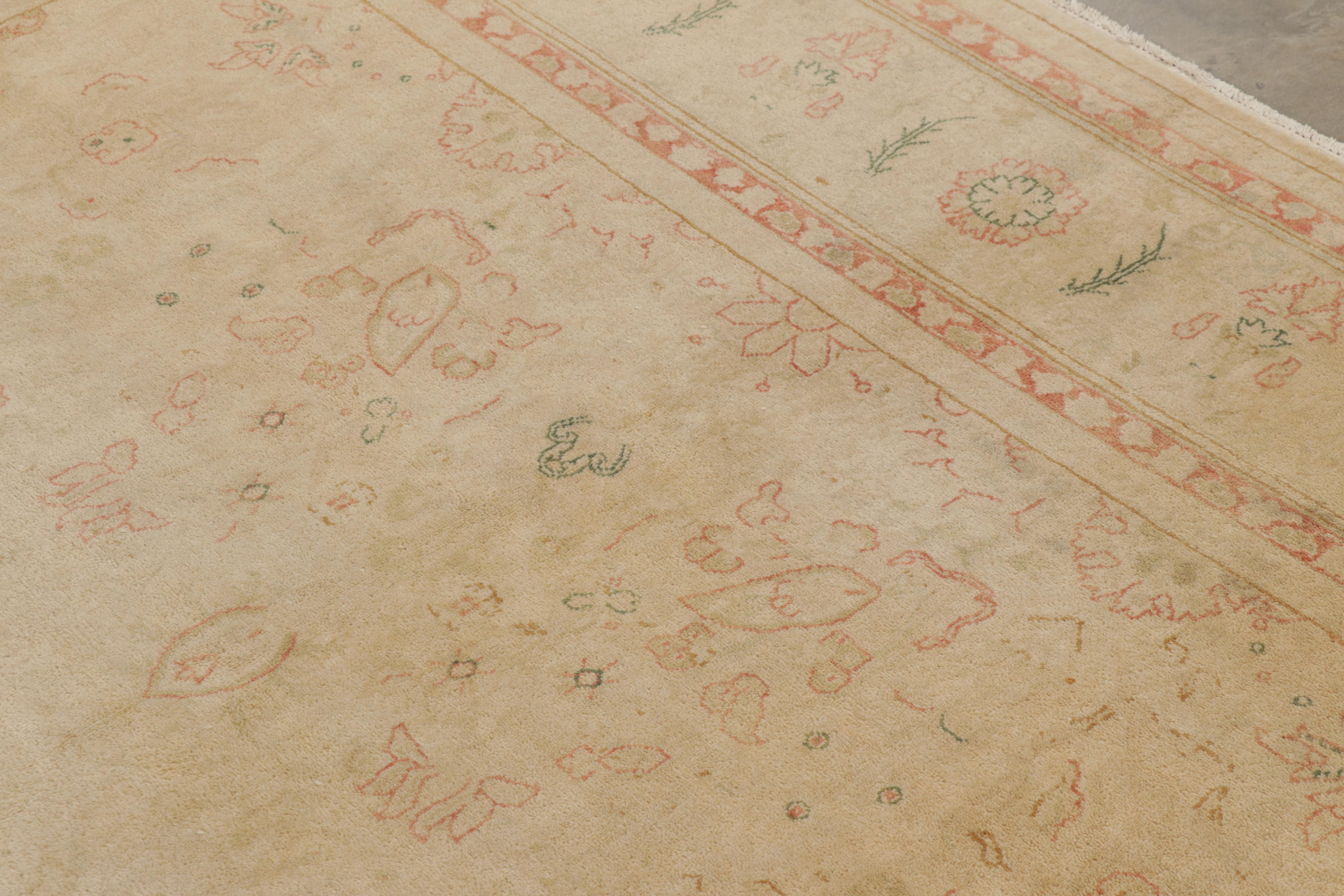 Lana Rug & Kilim è un tappeto in stile Sultanabad in beige-marrone con motivi floreali in vendita