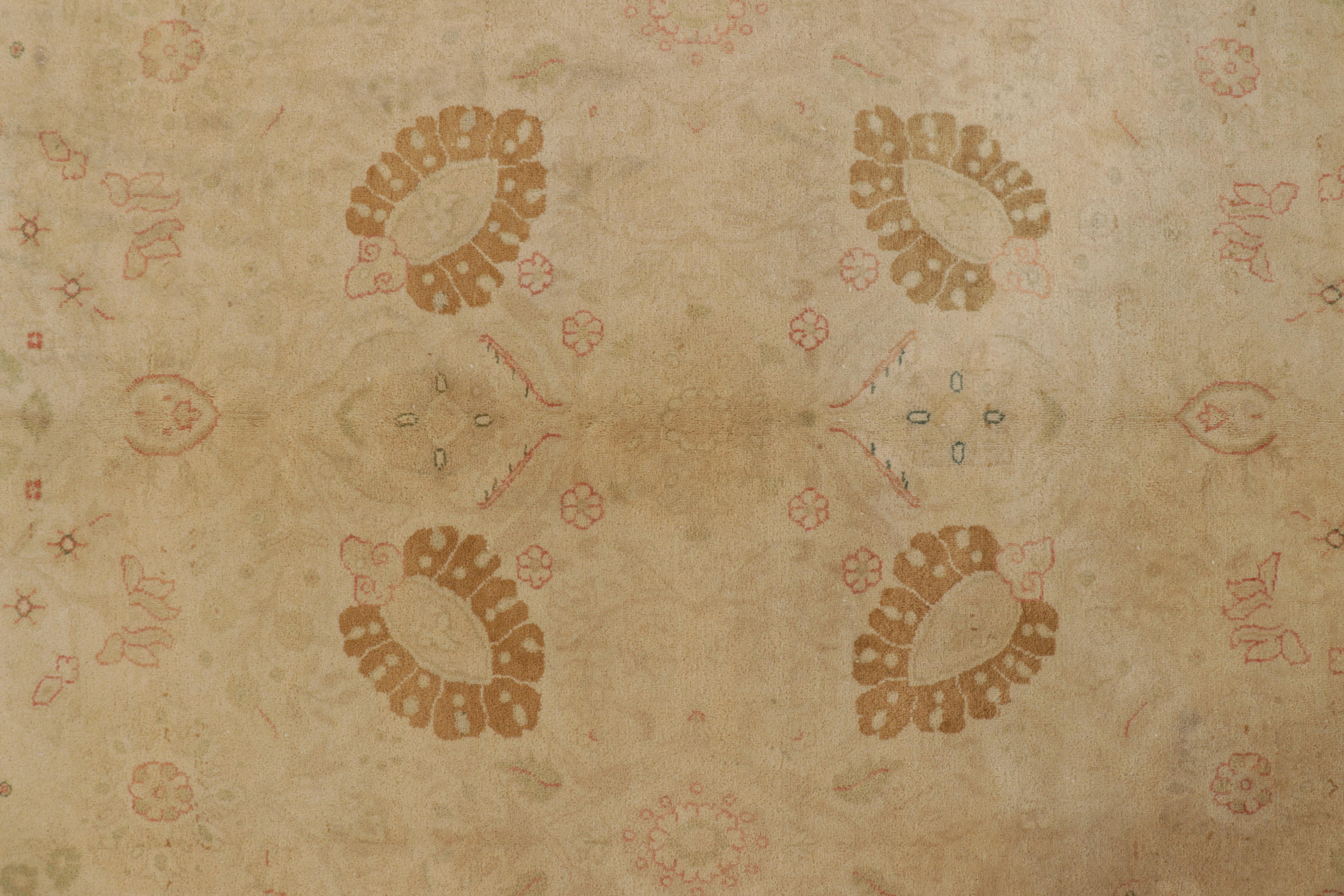 Rug & Kilim è un tappeto in stile Sultanabad in beige-marrone con motivi floreali in vendita 1