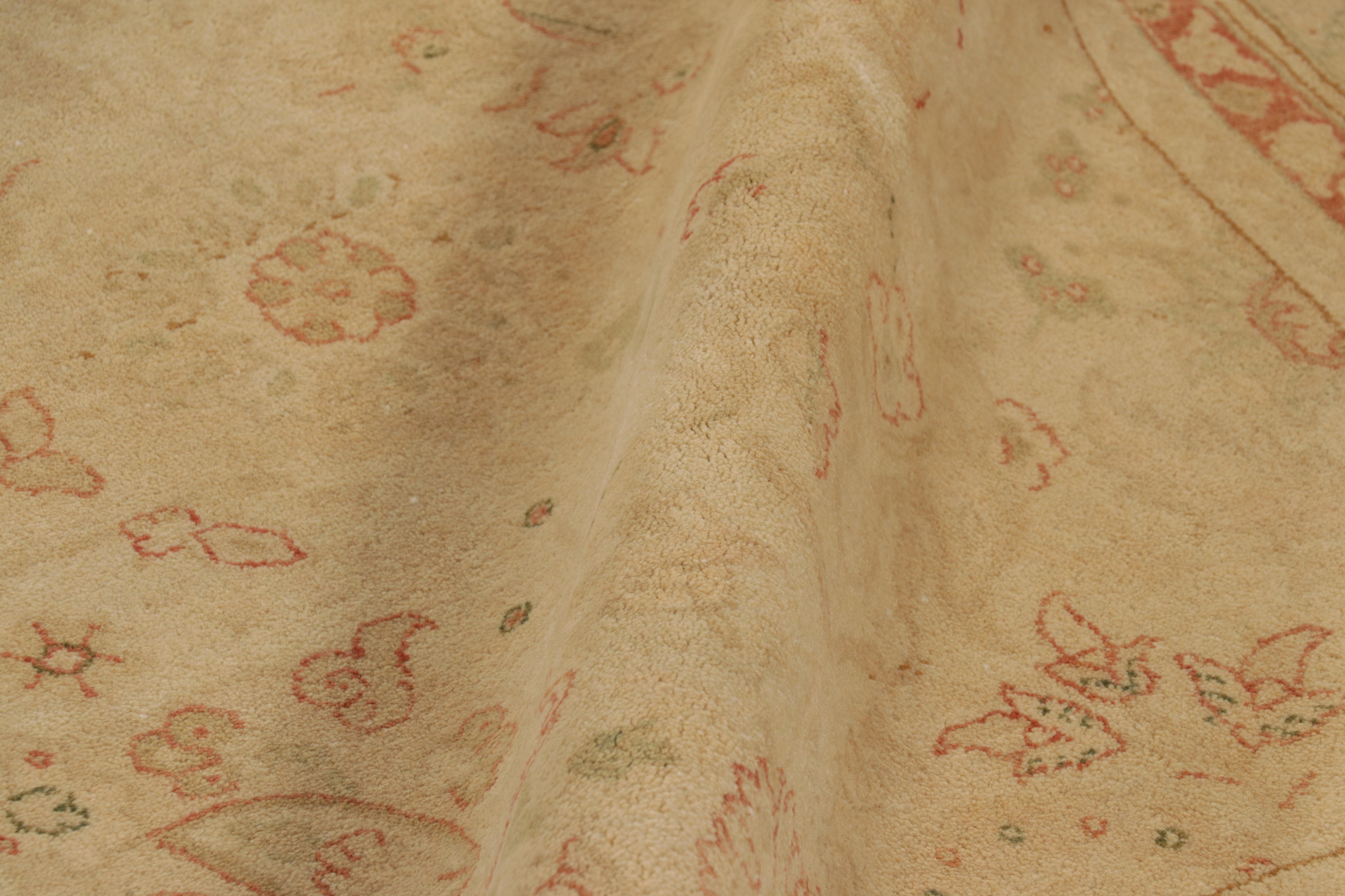 Rug & Kilim è un tappeto in stile Sultanabad in beige-marrone con motivi floreali in vendita 2