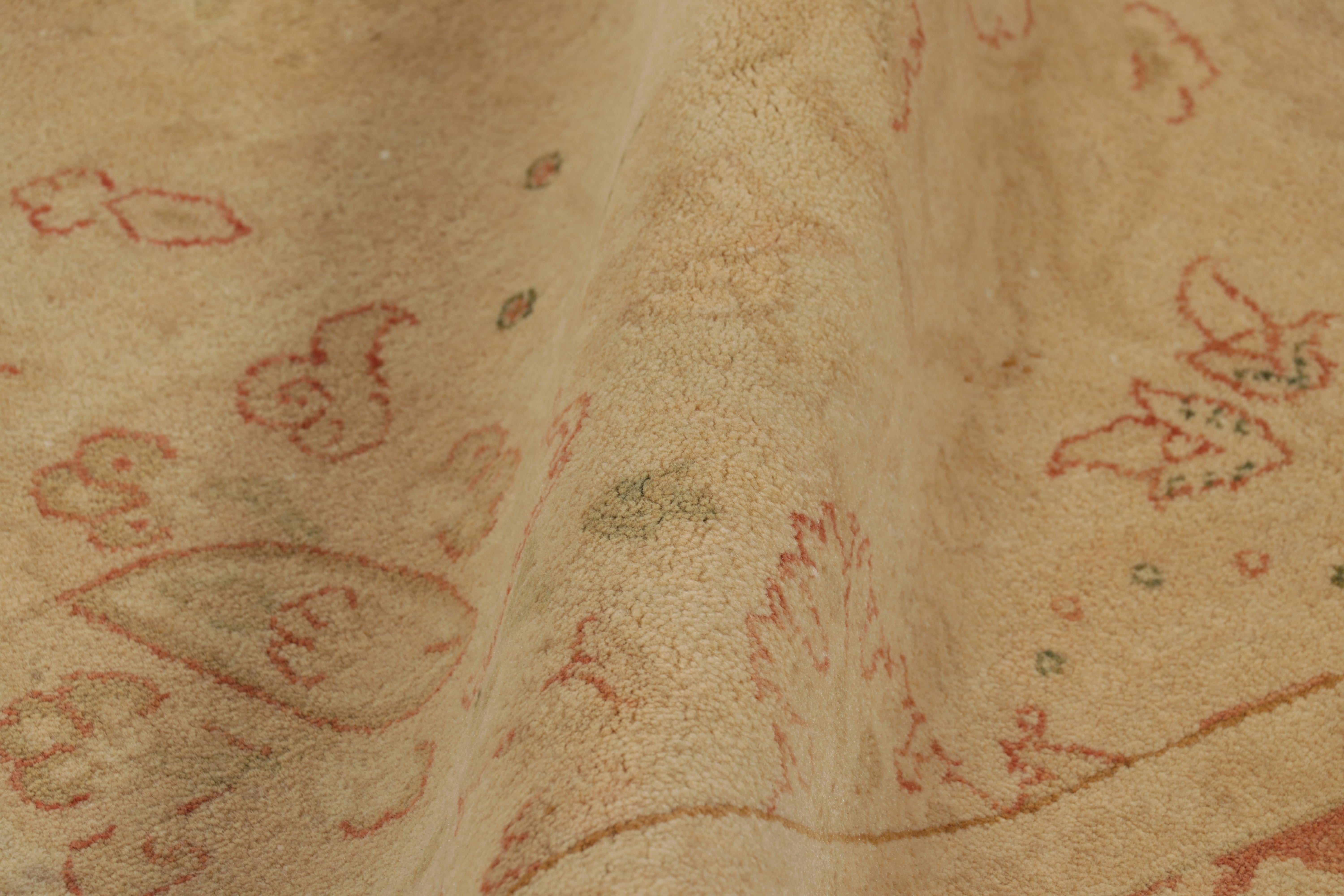 Rug & Kilim è un tappeto in stile Sultanabad in beige-marrone con motivi floreali in vendita 3