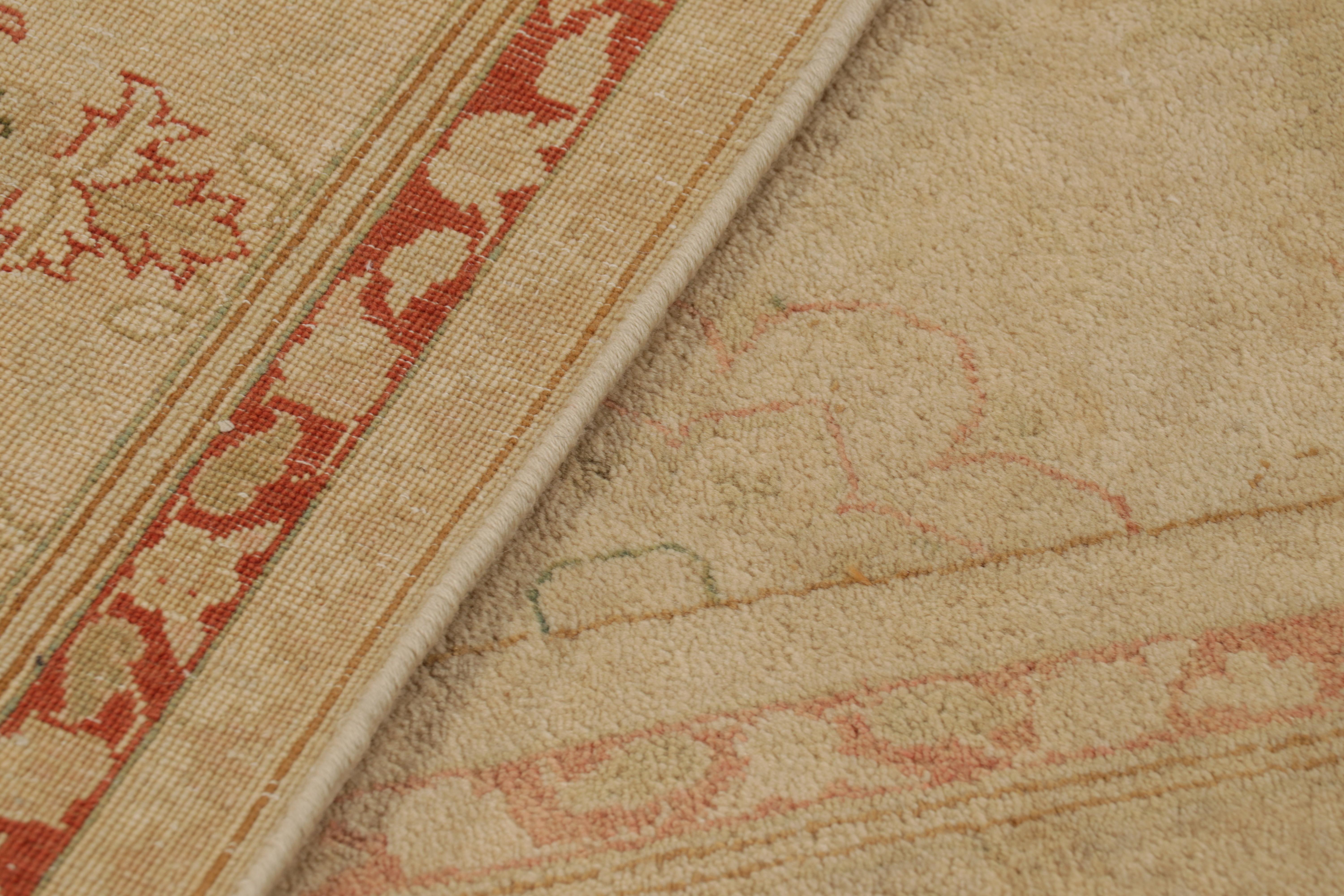 Rug & Kilim è un tappeto in stile Sultanabad in beige-marrone con motivi floreali in vendita 4