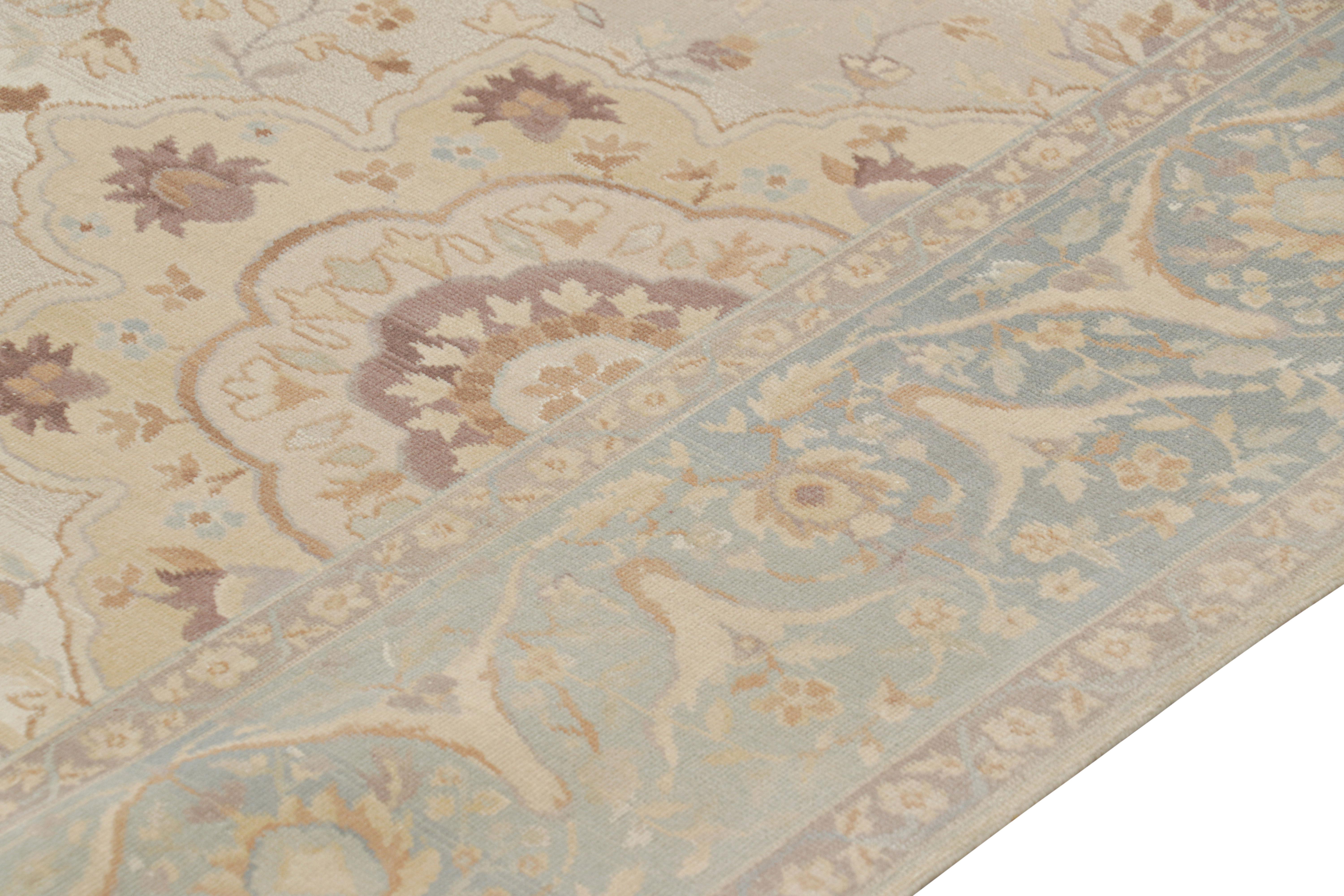 Moderno Rug & Kilim è un tappeto in stile Sultanabad in beige-marrone con motivi floreali in vendita