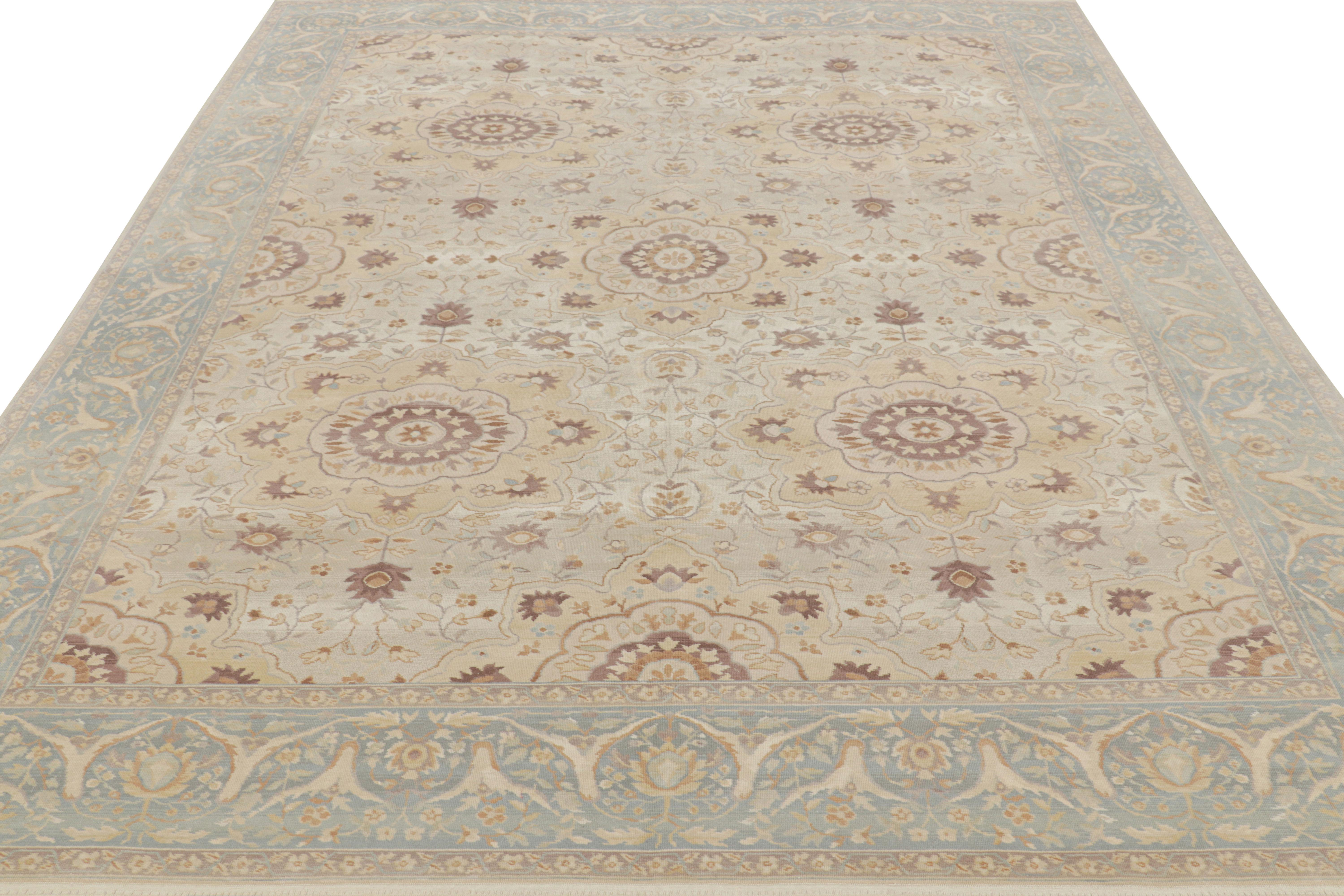 Annodato a mano Rug & Kilim è un tappeto in stile Sultanabad in beige-marrone con motivi floreali in vendita