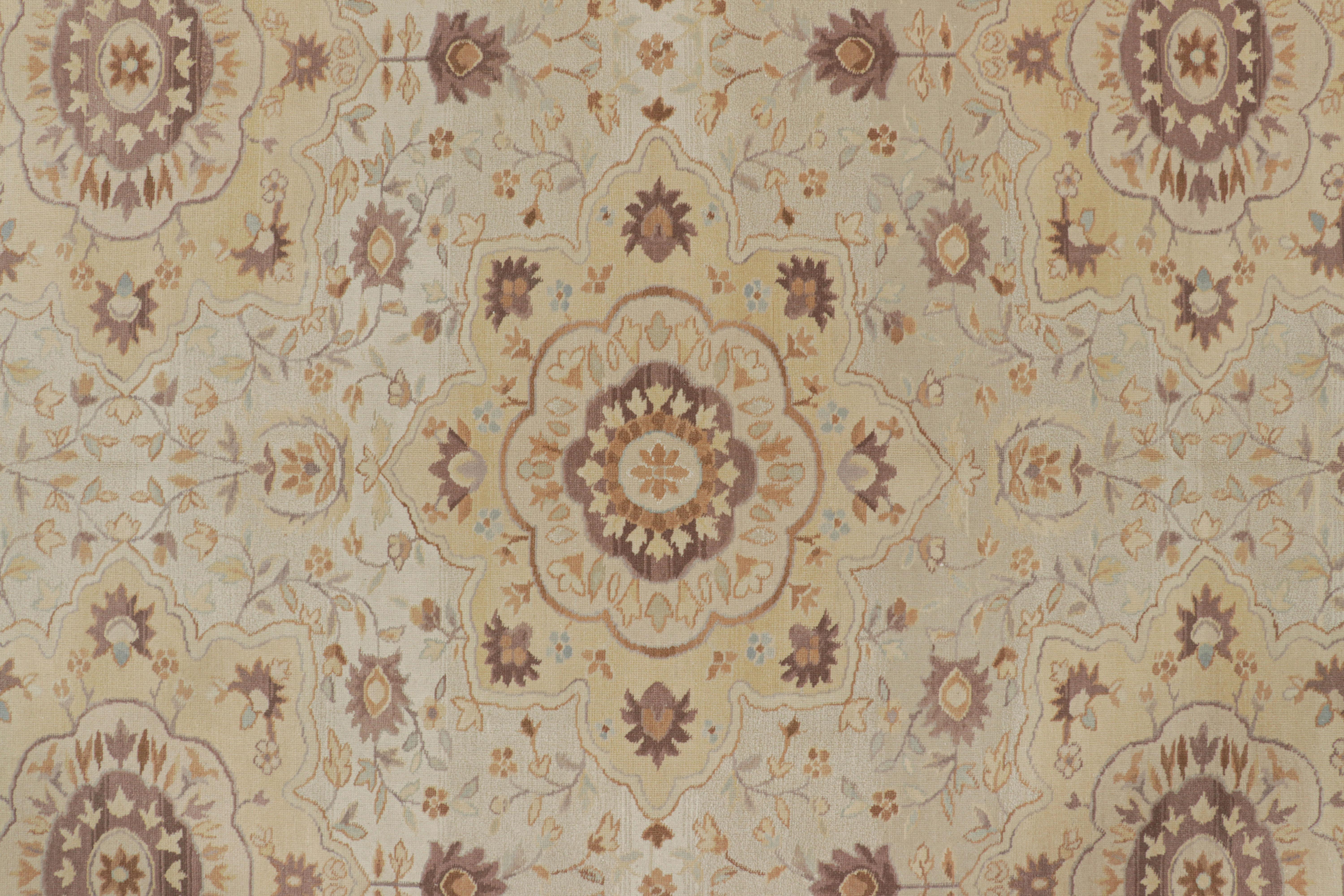 Rug & Kilim è un tappeto in stile Sultanabad in beige-marrone con motivi floreali In condizioni Nuovo in vendita a Long Island City, NY