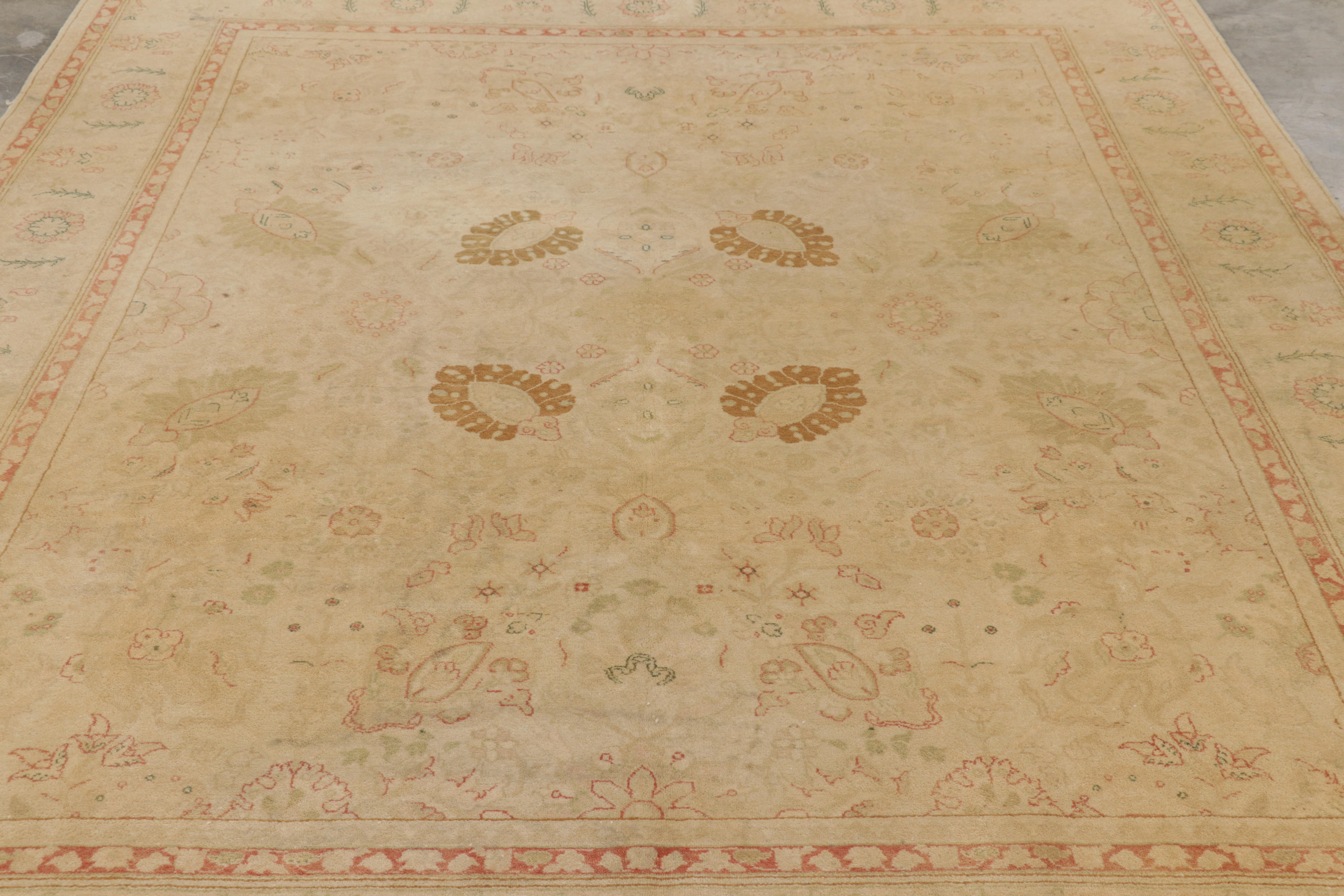 Indiano Rug & Kilim è un tappeto in stile Sultanabad in beige-marrone con motivi floreali in vendita